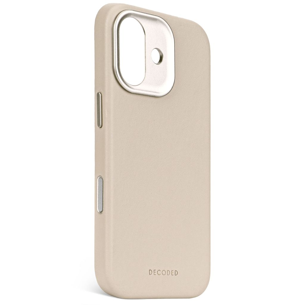 Una custodia beige per telefono con un ritaglio argentato per la fotocamera. La parola 'DECODED' è in basso. È su sfondo bianco.