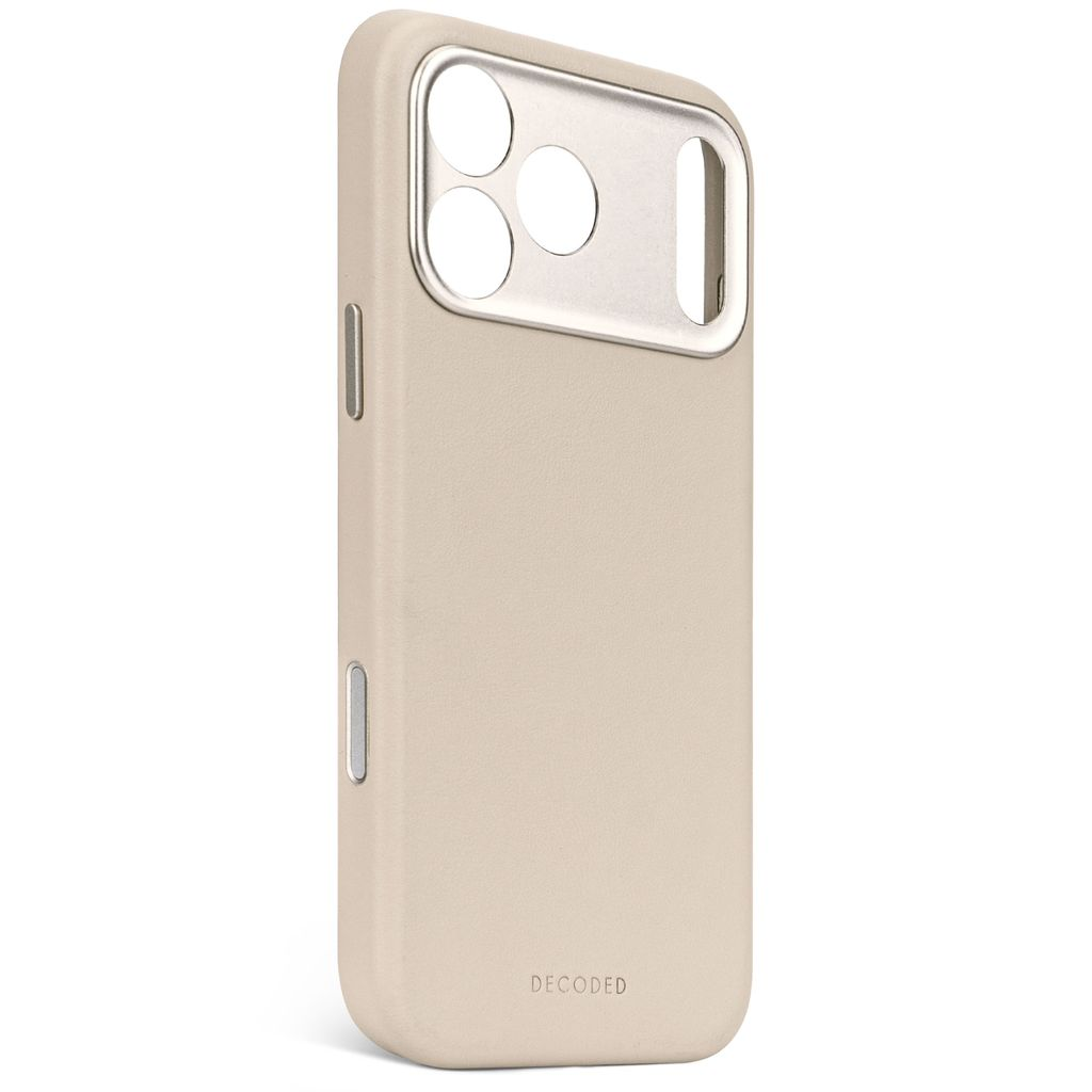 Una custodia beige per telefono con un ritaglio argentato per la fotocamera. La parola 'DECODED' è in basso. La custodia è su sfondo bianco.