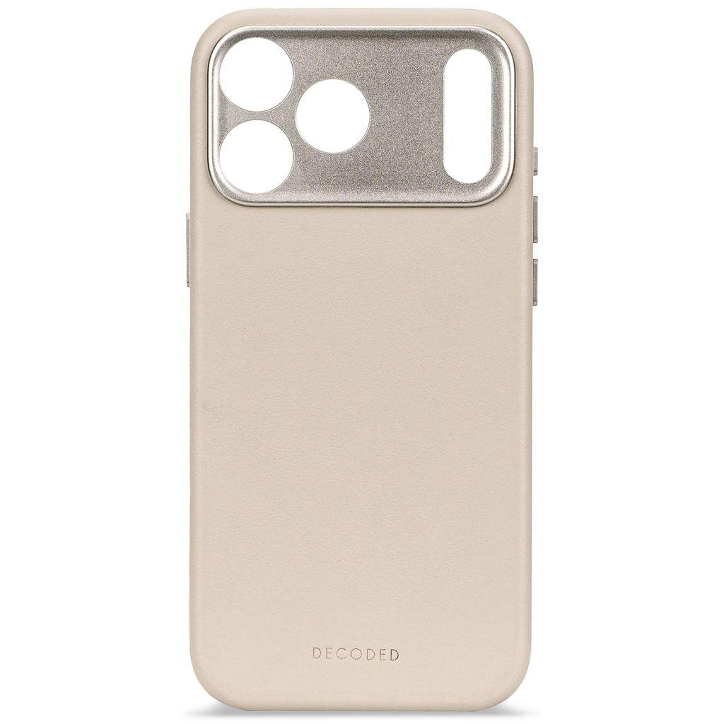 Una custodia beige per telefono con protezione fotocamera argentata. La custodia ha la scritta 'DECODED' in basso.