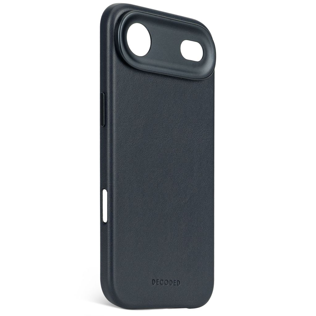 Una custodia per telefono blu scuro. Ha due fori in alto per la fotocamera e il flash. Il marchio 'DECODED' è in basso.