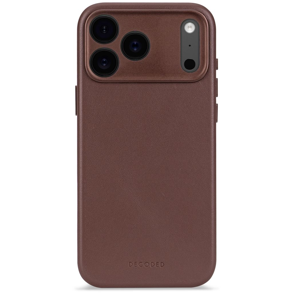 Una custodia per telefono in pelle marrone con la scritta "DECODED" in basso. Ha un ritaglio per la fotocamera con più lenti e flash.