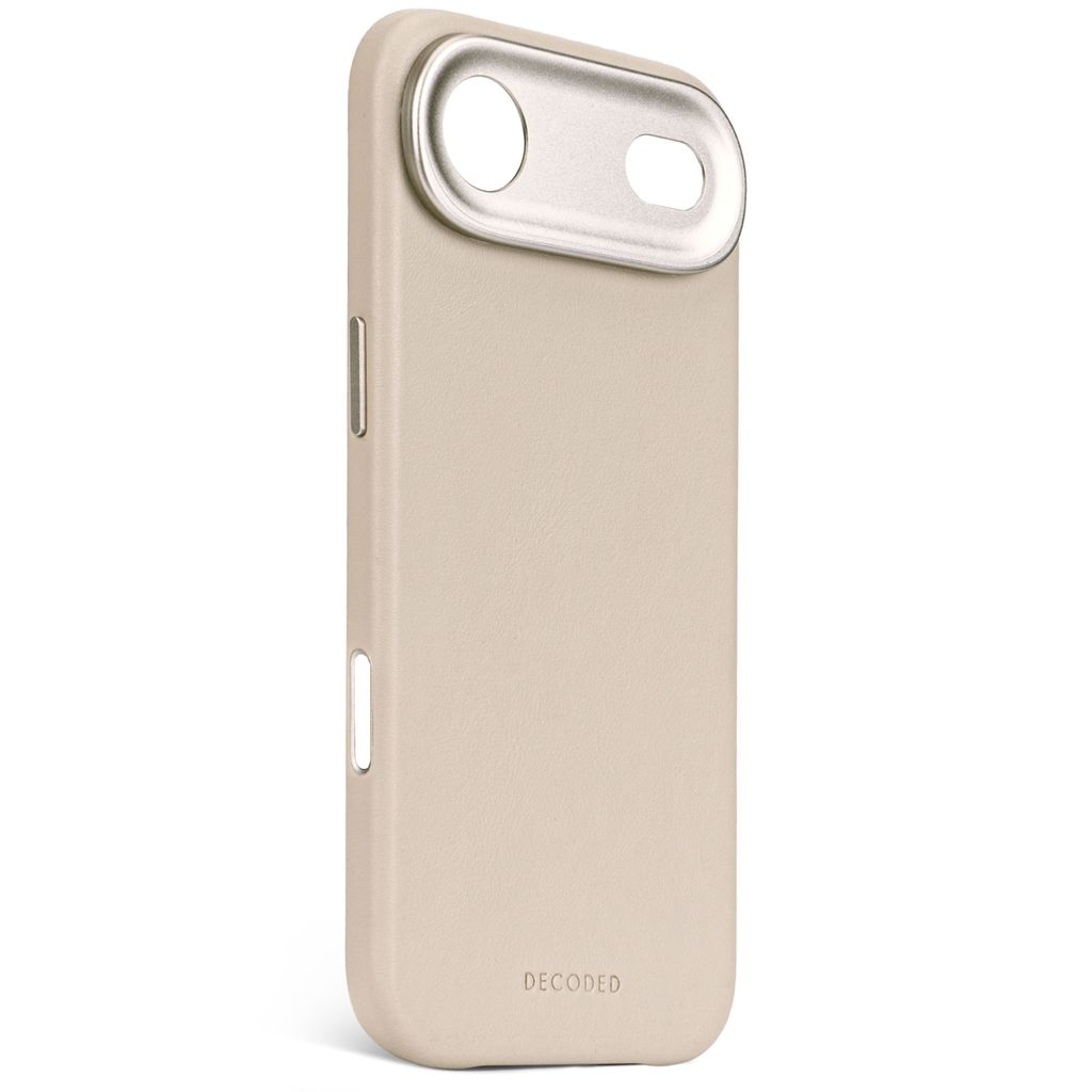 Eine beige Handyhülle mit einer silbernen Kameraobjektivabdeckung. Die Hülle hat Öffnungen für Tasten und das Wort 'DECODED'.