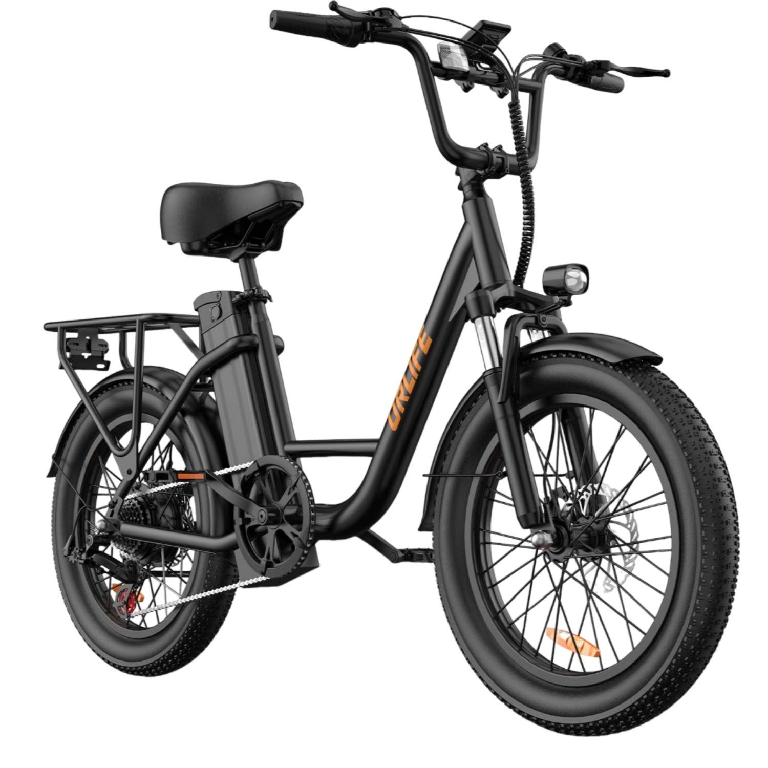 Una bicicletta elettrica nera con pneumatici spessi è mostrata su sfondo bianco. Ha un portapacchi posteriore, una batteria e un faro.