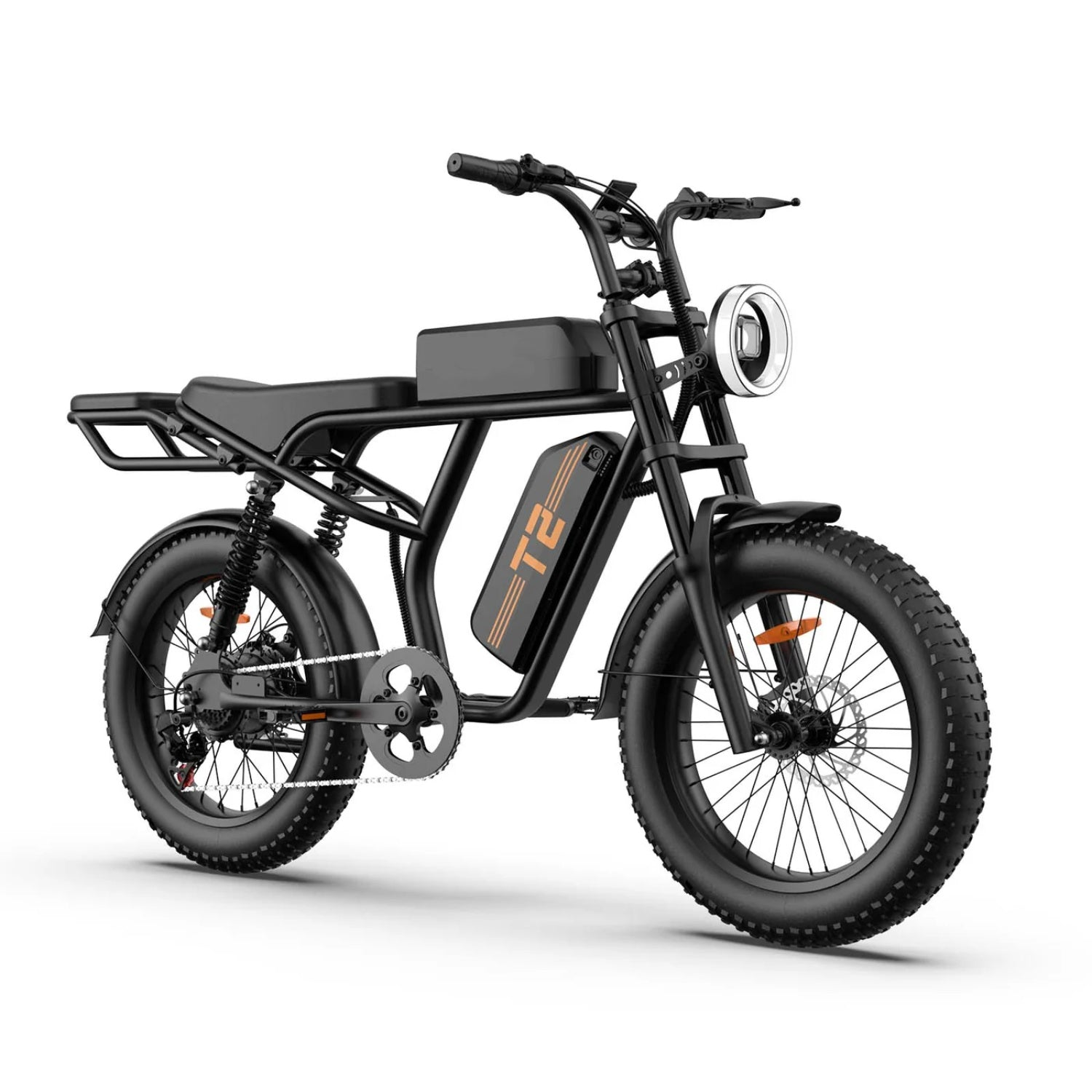 Schwarzes Elektrofahrrad mit großen Reifen. Hat einen Scheinwerfer, einen Sitz und einen Akku. Das Fahrrad steht auf weißem Hintergrund.