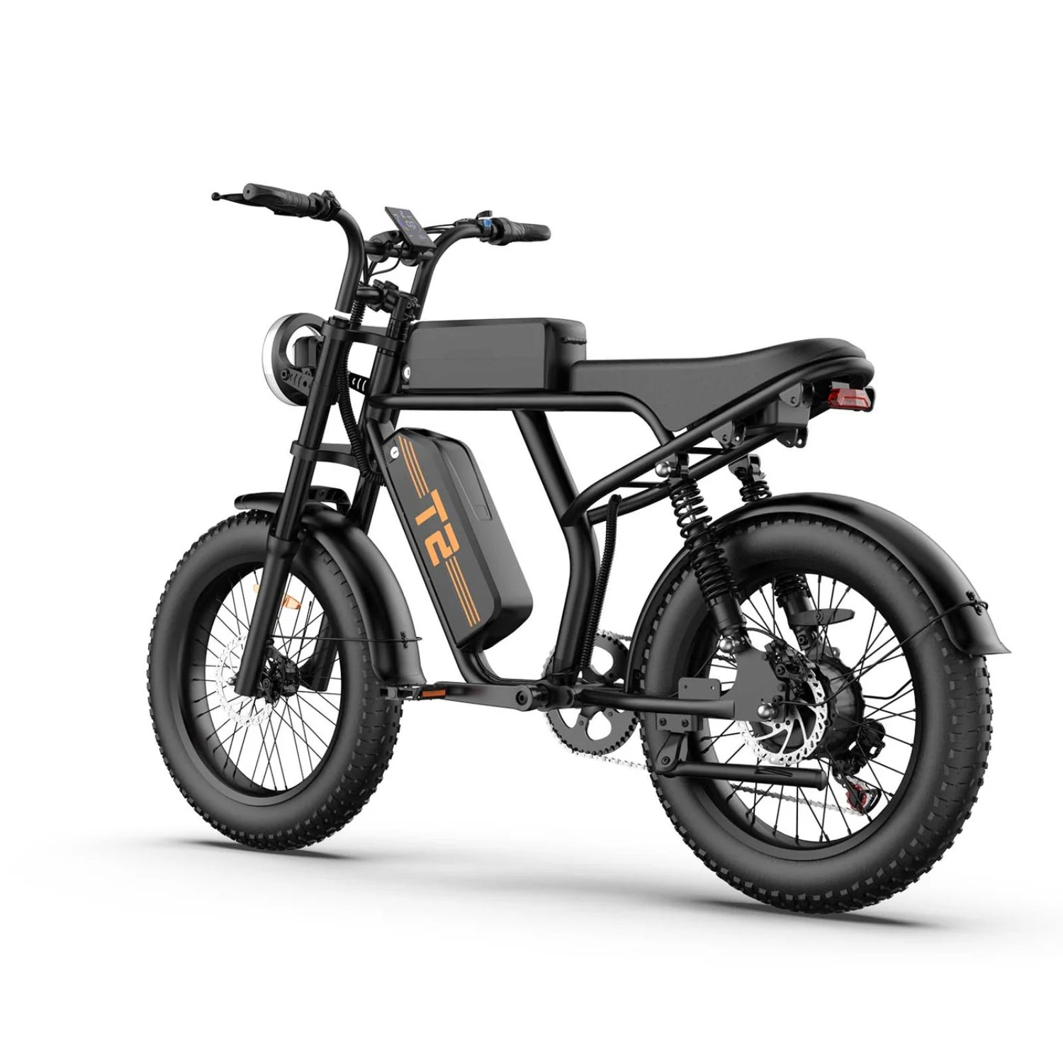 Ein schwarzes Elektrofahrrad mit dicken Reifen wird vor weißem Hintergrund gezeigt. Es hat einen Akku und einen Scheinwerfer.