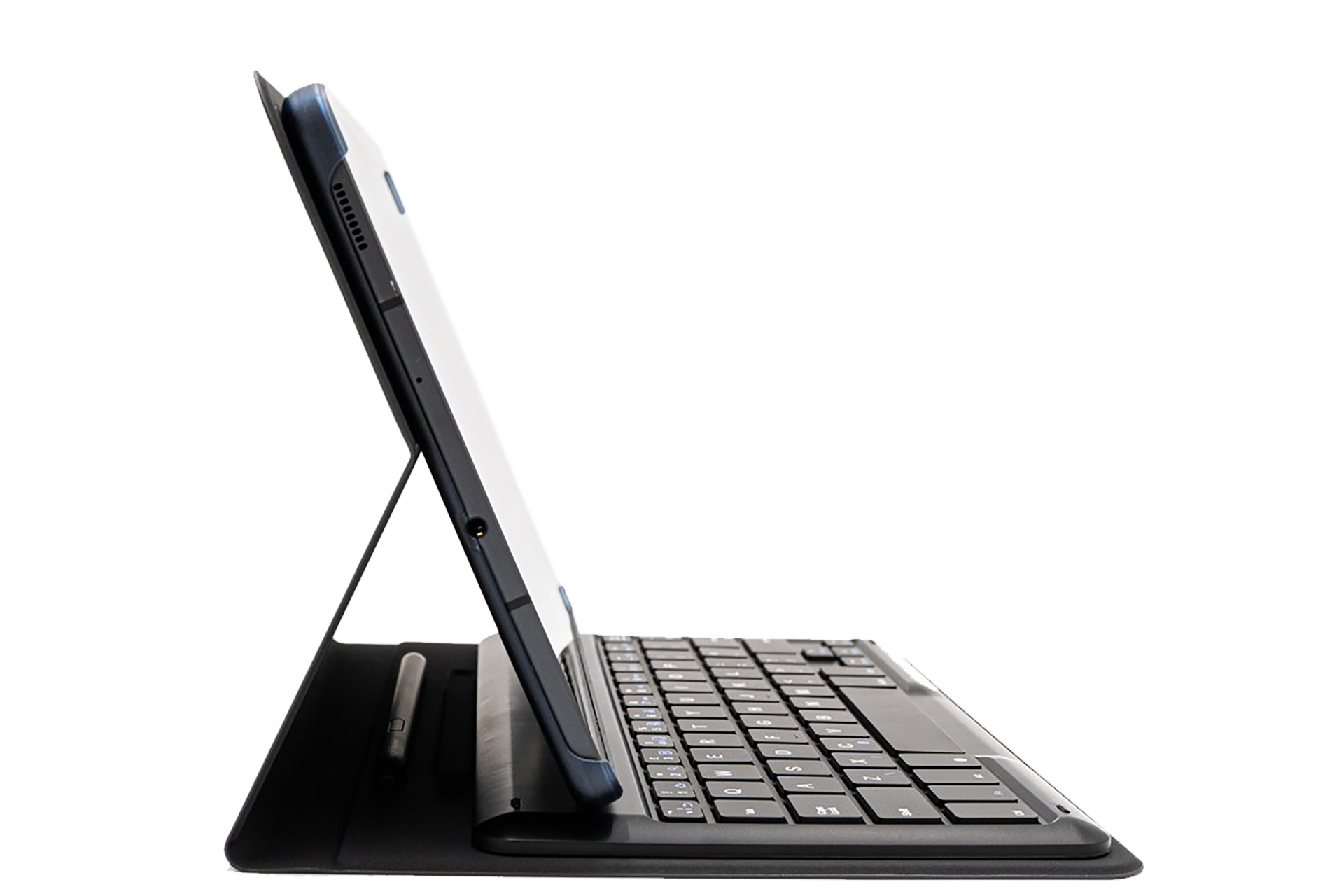 Ein Tablet mit Tastaturhülle wird auf schwarzem Hintergrund angezeigt. Das Tablet wird von einem Ständer hochgehalten.