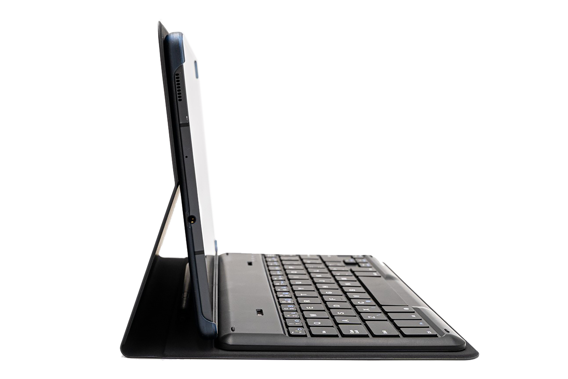Ein Tablet mit Tastaturhülle. Das Tablet ist weiß, die Hülle ist schwarz. Die Tastatur ist schwarz mit weißen Buchstaben.