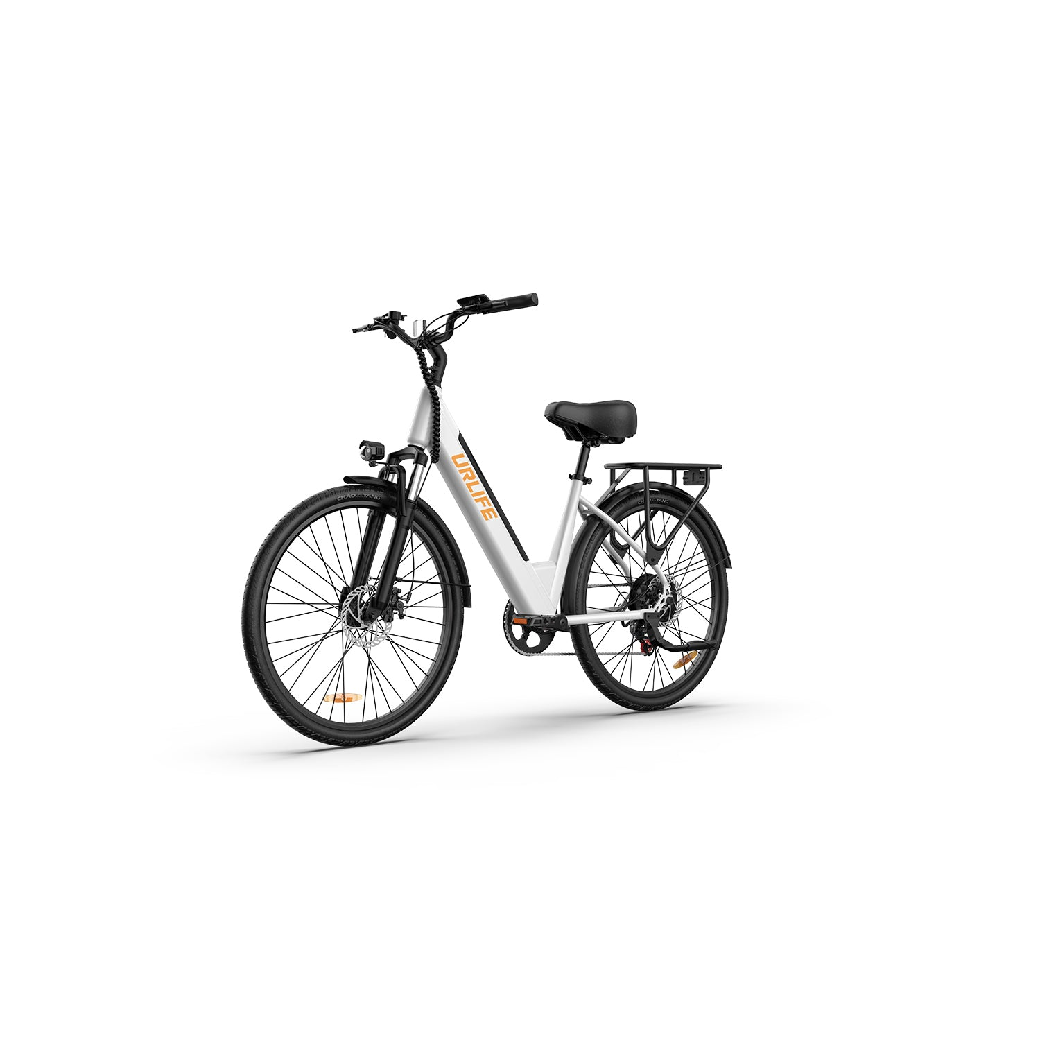 Ein weißes Elektrofahrrad mit schwarzen Reifen und Sattel, einem schwarzen Gepäckträger und orangefarbenen Akzenten, isoliert auf weißem Hintergrund.