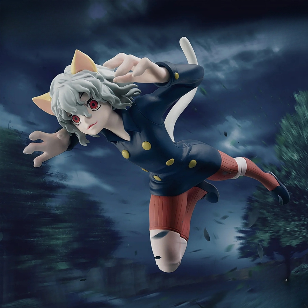 Figura de anime, Neferpitou, con orejas de gato, chaqueta azul oscuro, mallas rojas, cola blanca, ojos rojos. Fondo oscuro con árboles y hojas.