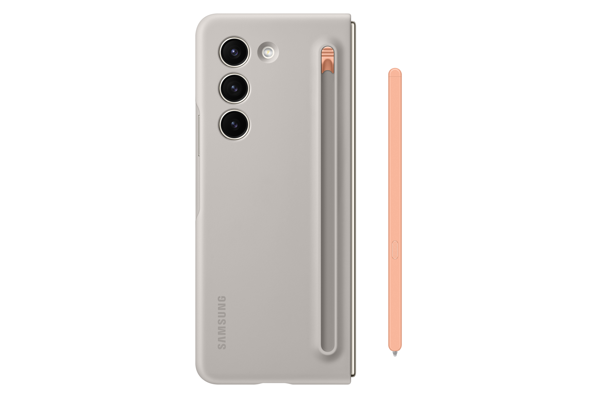 Una custodia per telefono Samsung grigio chiaro con tre fotocamere, uno stilo attaccato e uno stilo arancione separato. Sfondo nero.
