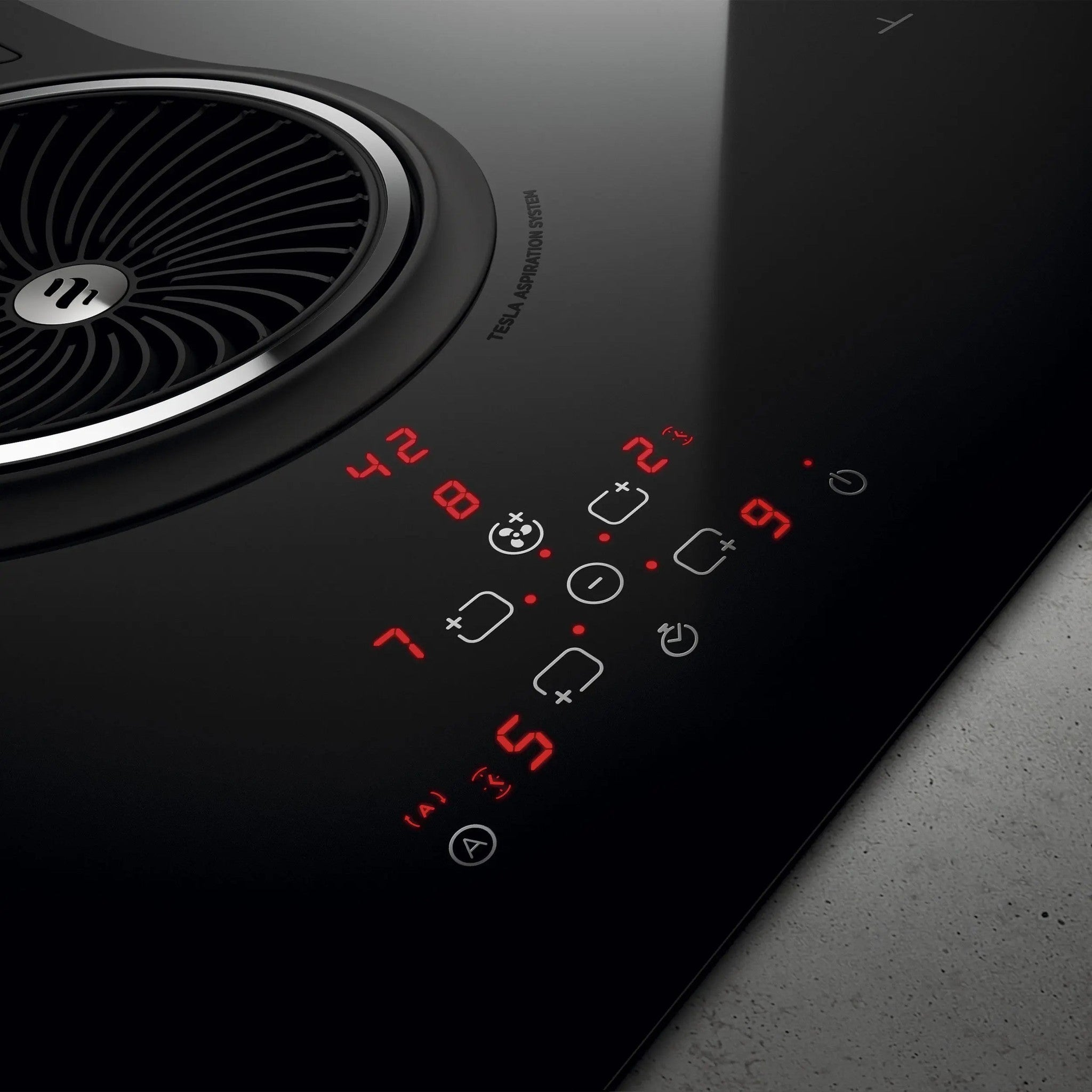 Czarna płyta indukcyjna z czerwonymi podświetlanymi cyframi i symbolami. Wbudowany wentylator widoczny u góry.