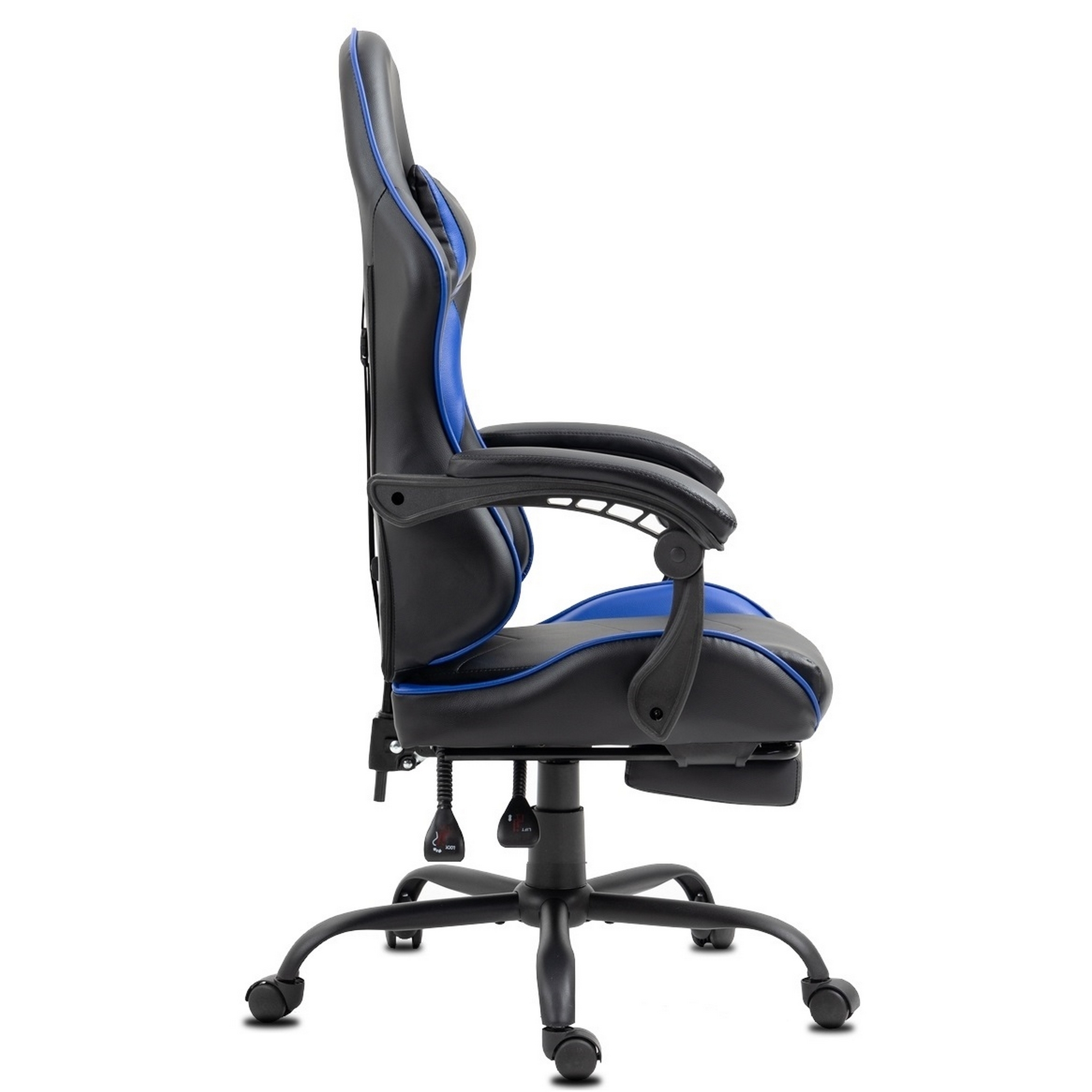 Schwarzer und blauer Gaming-Stuhl auf weißem Hintergrund. Er hat Armlehnen und eine Fußstütze.