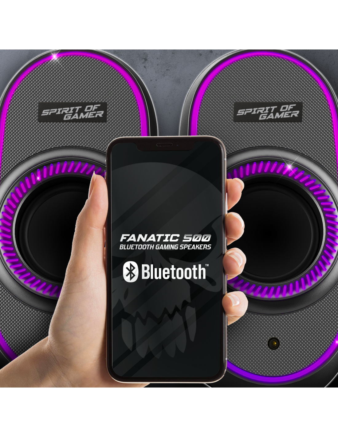 Eine Hand hält ein Telefon mit der Aufschrift 'Fanatic 500 Bluetooth Gaming Speakers' und einem Bluetooth-Logo, mit Lautsprechern im Hintergrund.