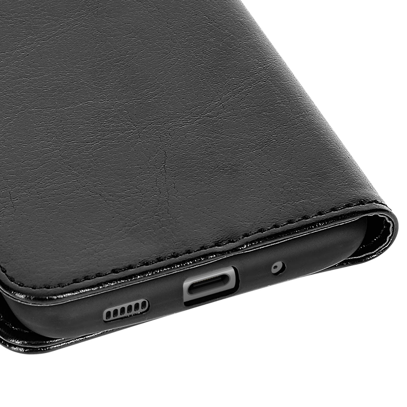 Close-up van een zwarte leren telefoonhoes. Zichtbaar zijn de rand met stiksels, een oplaadpoort en luidsprekergaten.