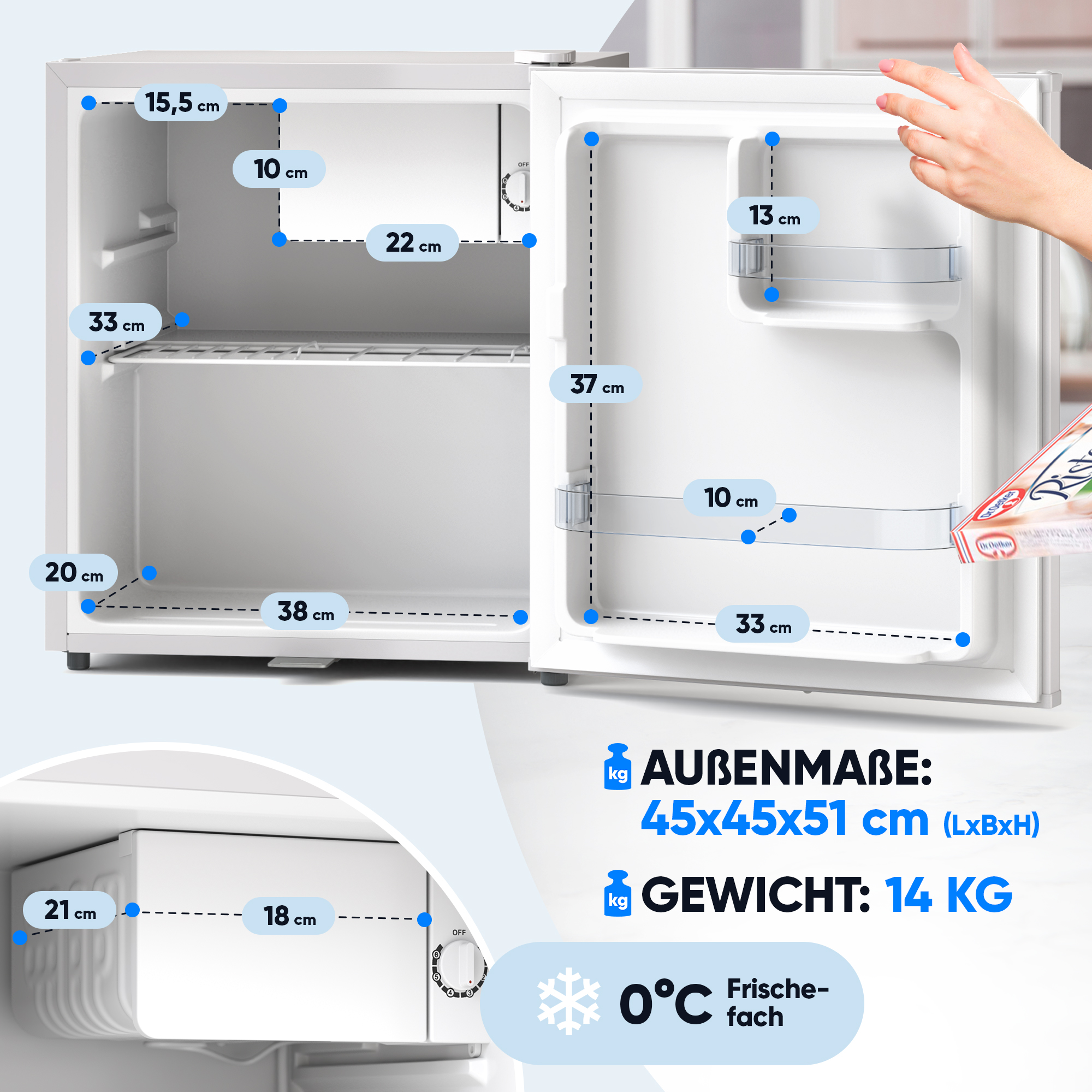 Ein weißer Mini-Kühlschrank ist geöffnet. Abmessungen werden angezeigt. Eine Hand hält eine Lebensmittelbox.