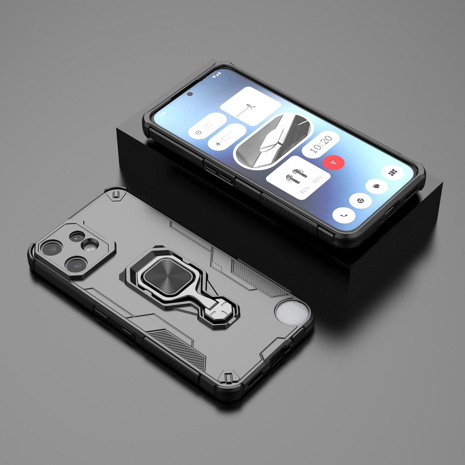 Ein Telefon mit Bildschirm, der Steuerungen zeigt, zwei Handyhüllen und eine schwarze Box. Die Hüllen sind grau und schwarz.