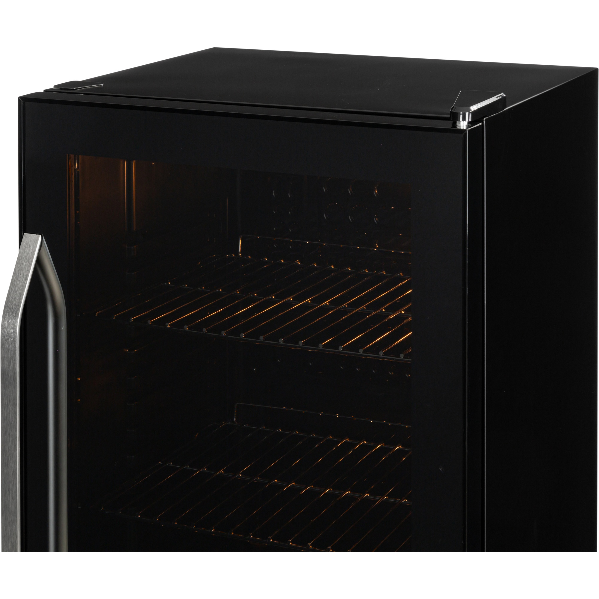 Un mini frigo nero con porta a vetri è aperto, rivelando ripiani. La maniglia è argentata.