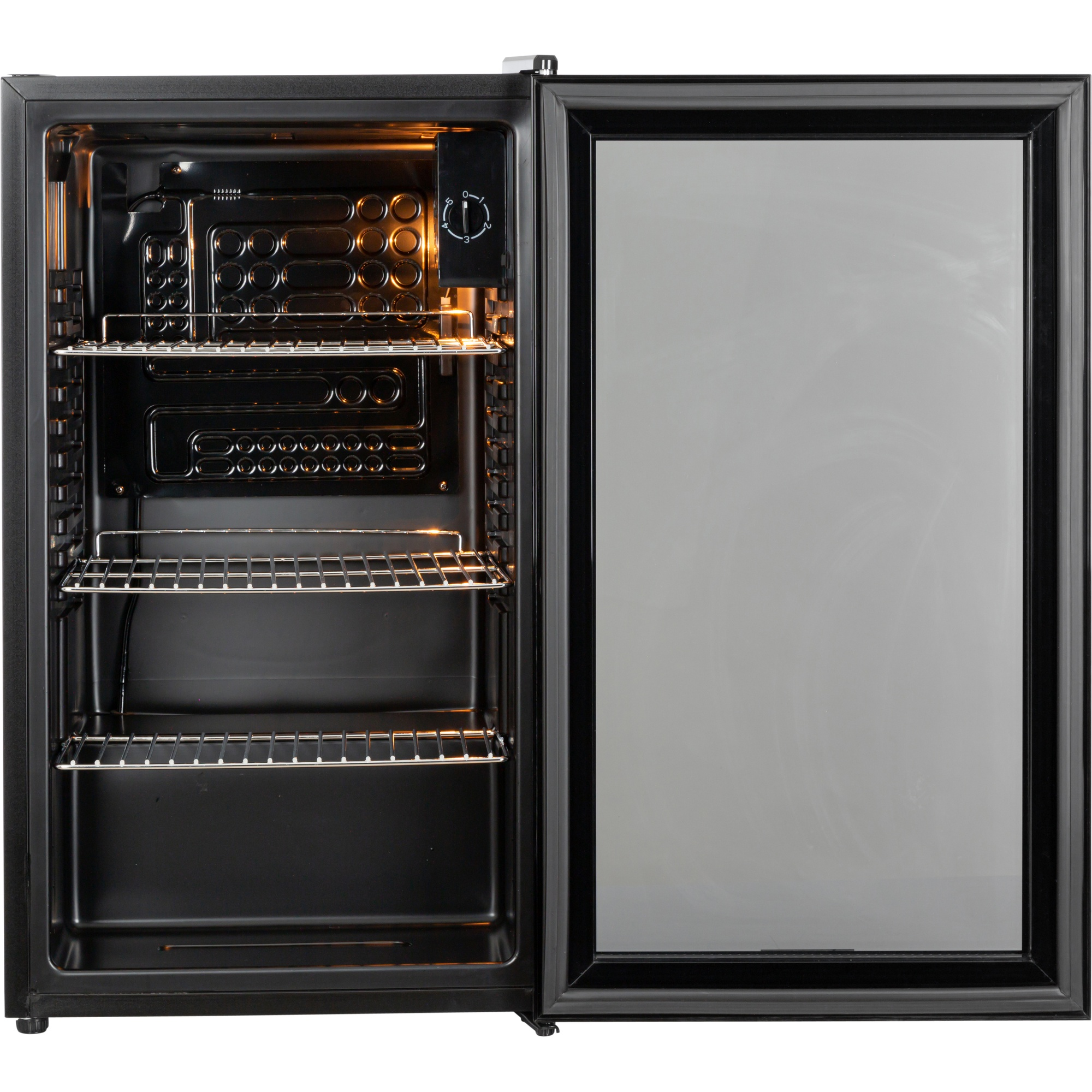 Un mini frigo nero con la porta aperta. All'interno ci sono ripiani e una luce. La porta a vetri è a destra.