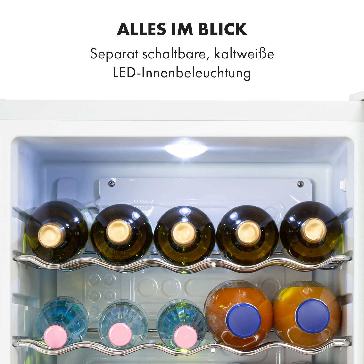 Dentro de un refrigerador, varias botellas de vino y jugo se almacenan en estantes. También hay algunas botellas de agua.
