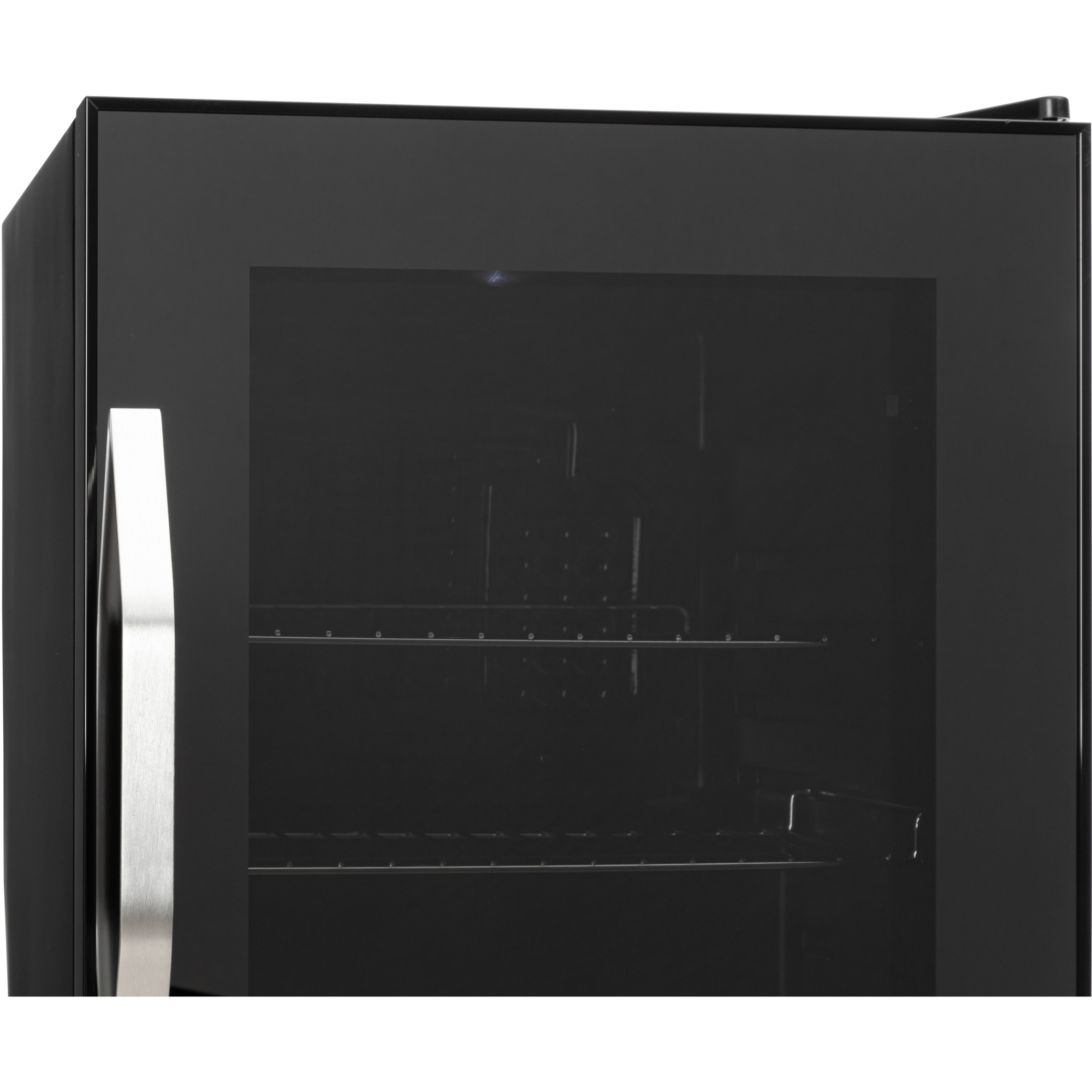 Primo piano di un mini frigo nero con porta a vetro e maniglia argentata. All'interno ci sono ripiani.