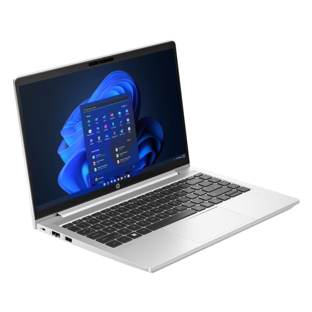 Gümüş HP dizüstü bilgisayar açık. Ekran, mavi girdap arka planıyla Windows 11'i gösteriyor. Klavye görünür. Beyaz yüzeyde dizüstü bilgisayar.