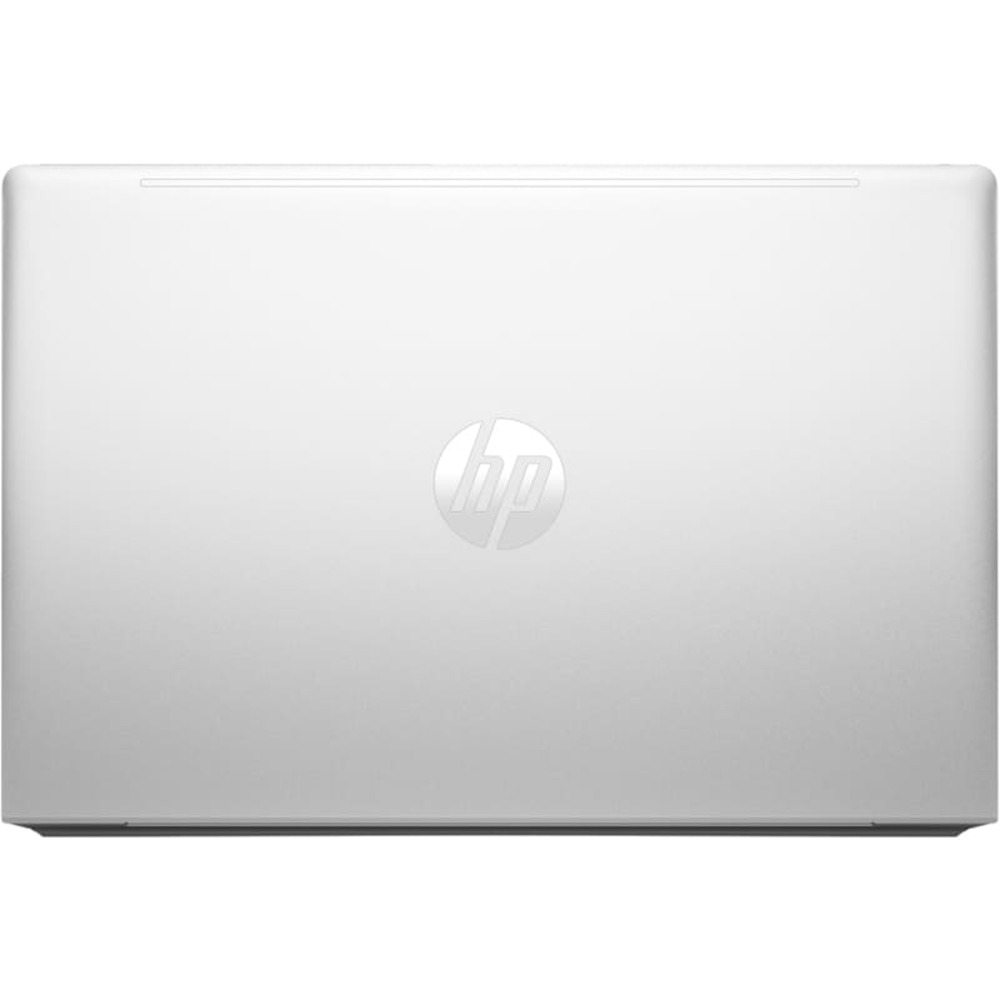 Ortasında HP logosu bulunan, kapalı gümüş renkli bir dizüstü bilgisayar. Dizüstü bilgisayar beyaz bir yüzey üzerinde.