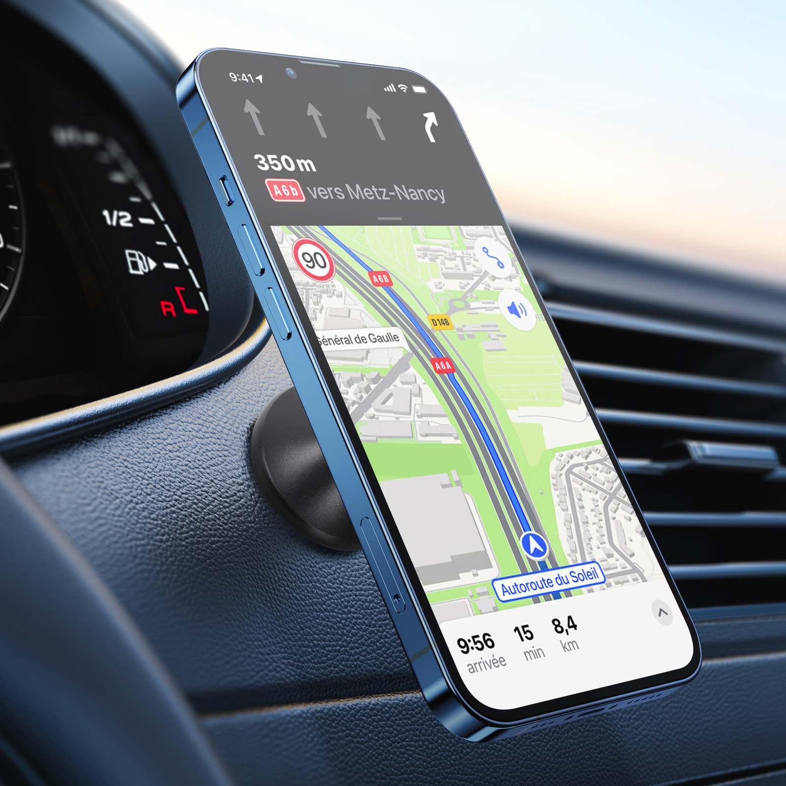 Ein Smartphone zeigt eine Navigationskarte in einem Auto an. Der Bildschirm zeigt eine Route, eine Geschwindigkeitsbegrenzung und die Zeit.