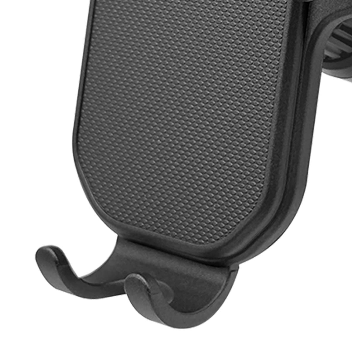 Primer plano de un soporte negro para teléfono de coche. Tiene una superficie texturizada y dos ganchos curvos en la parte inferior para asegurar el teléfono.