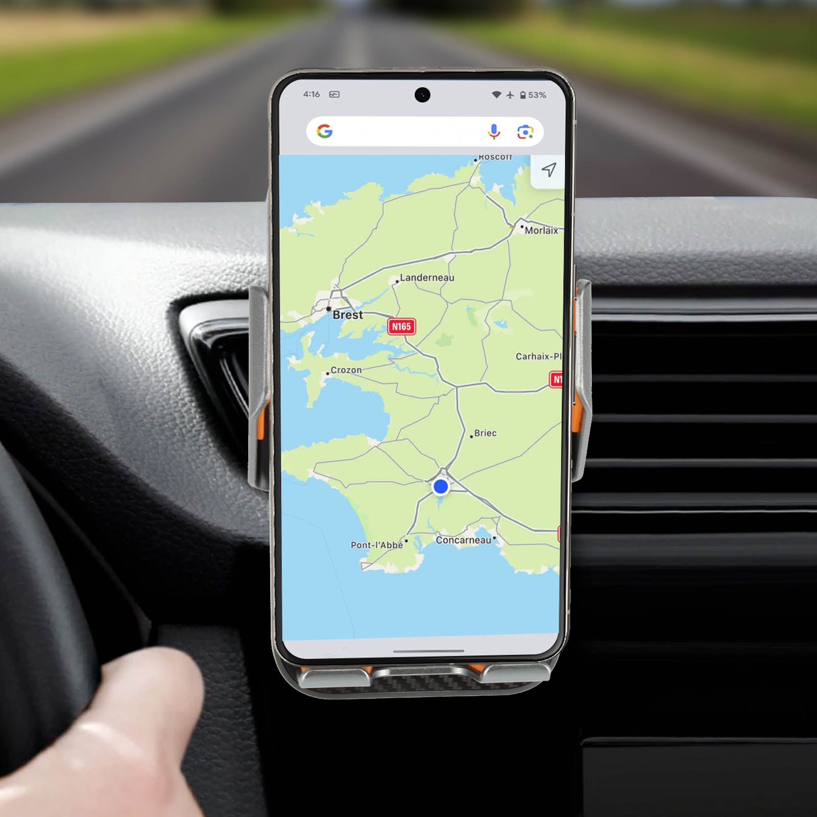 Un telefono che mostra una mappa è montato in auto. La mappa mostra un percorso con un indicatore blu.