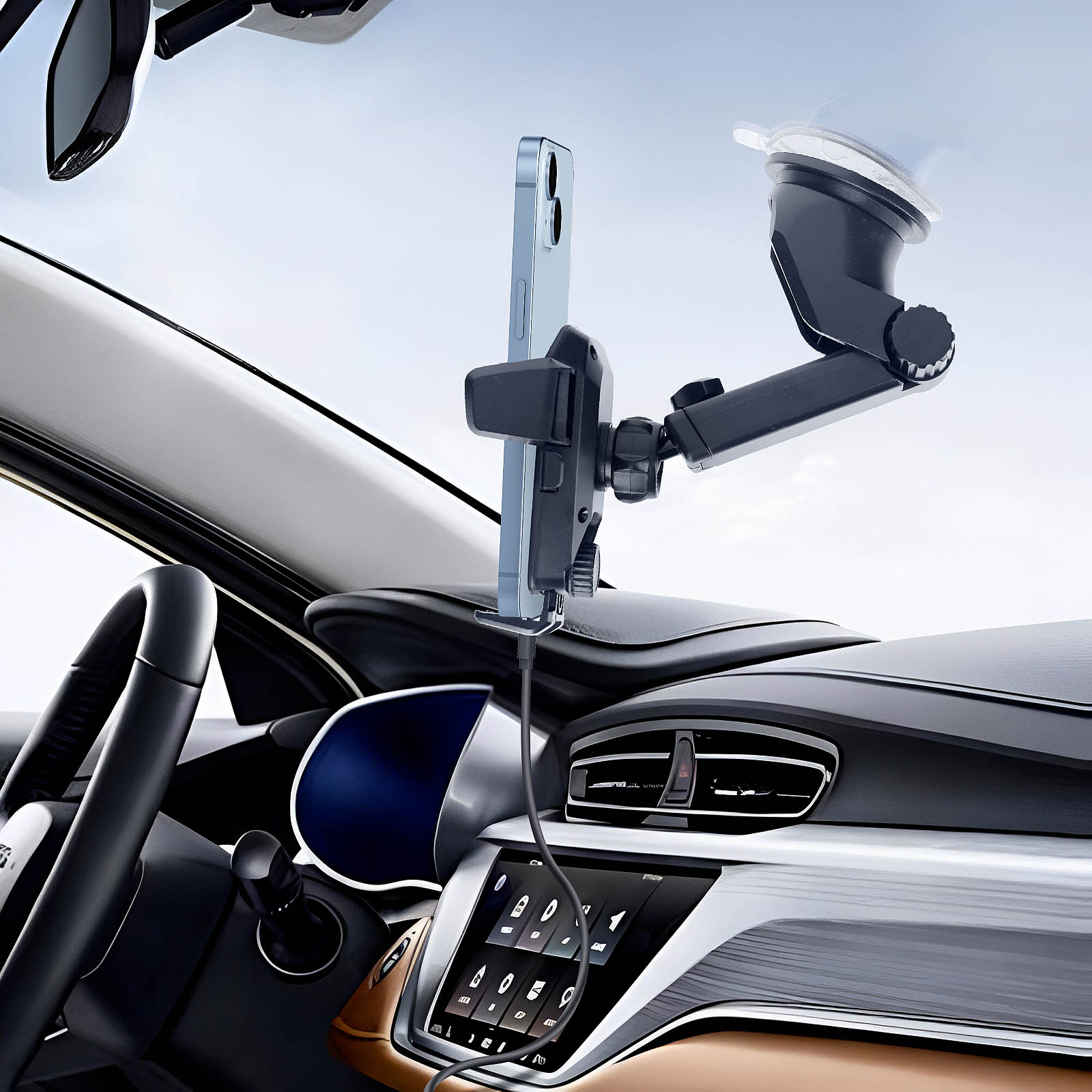 Ein Telefon ist mit einem Ladegerät in einem Auto montiert. Armaturenbrett und Lenkrad sind sichtbar. Blauer Himmel im Hintergrund.