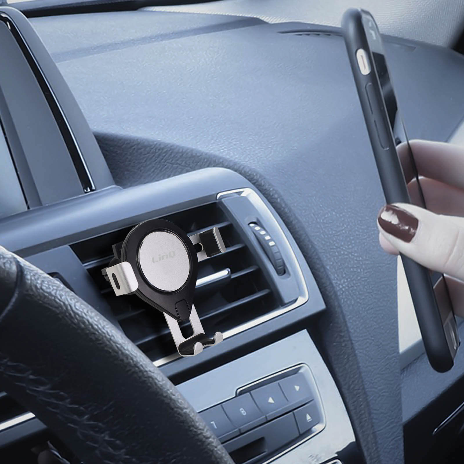 Un interno auto mostra un telefono che viene inserito in un supporto per telefono attaccato a una presa d'aria.