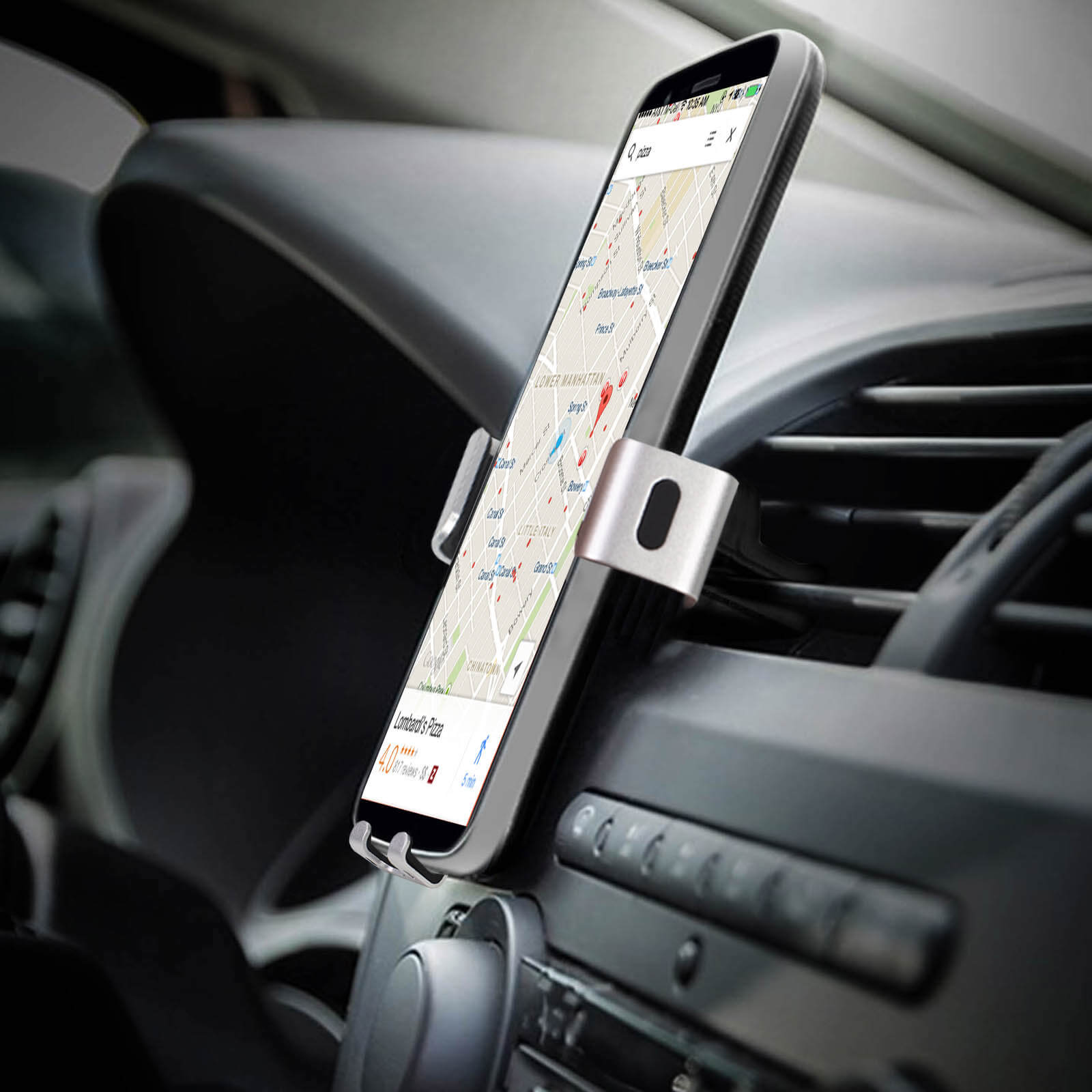 Un telefono con mappa in un'auto. Il telefono è in un supporto sul cruscotto. La mappa mostra le indicazioni.