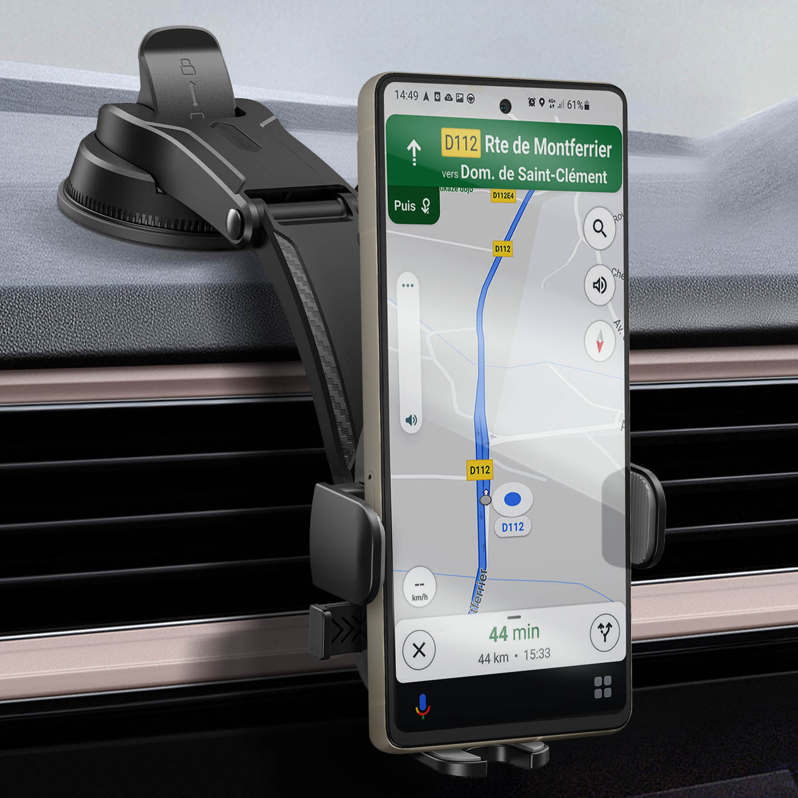 Un telefono con mappa è montato in auto, mostra percorso e navigazione. Sullo sfondo una bocchetta d'aria.