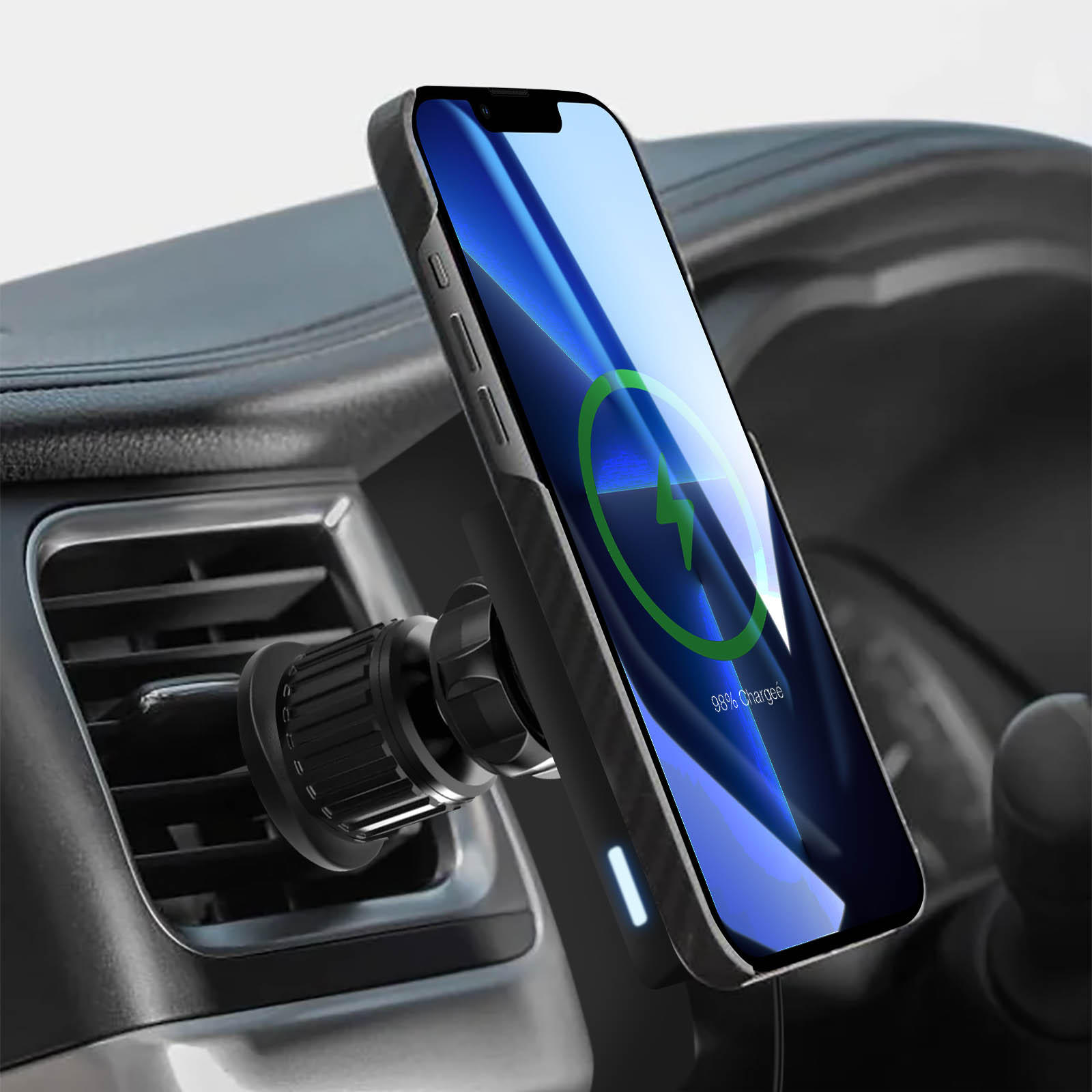 Un telefono è montato su una bocchetta dell'auto. Lo schermo del telefono mostra un'icona di ricarica. Il supporto e l'interno dell'auto sono neri.