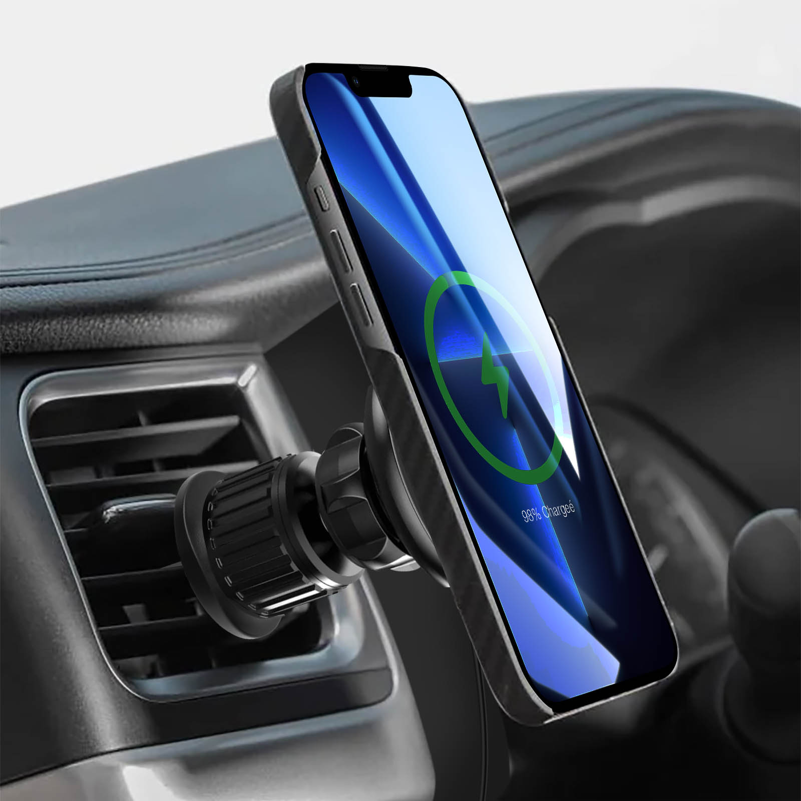 Un telefono che si carica in auto. Il telefono è montato su una presa d'aria, che mostra un'icona di ricarica. Lo sfondo mostra l'interno dell'auto.