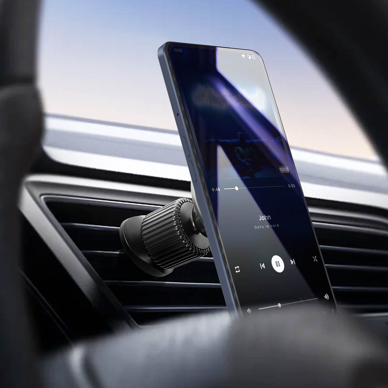 Smartphone montato su una bocchetta dell'auto, che riproduce musica. Lo schermo mostra informazioni e controlli della canzone.