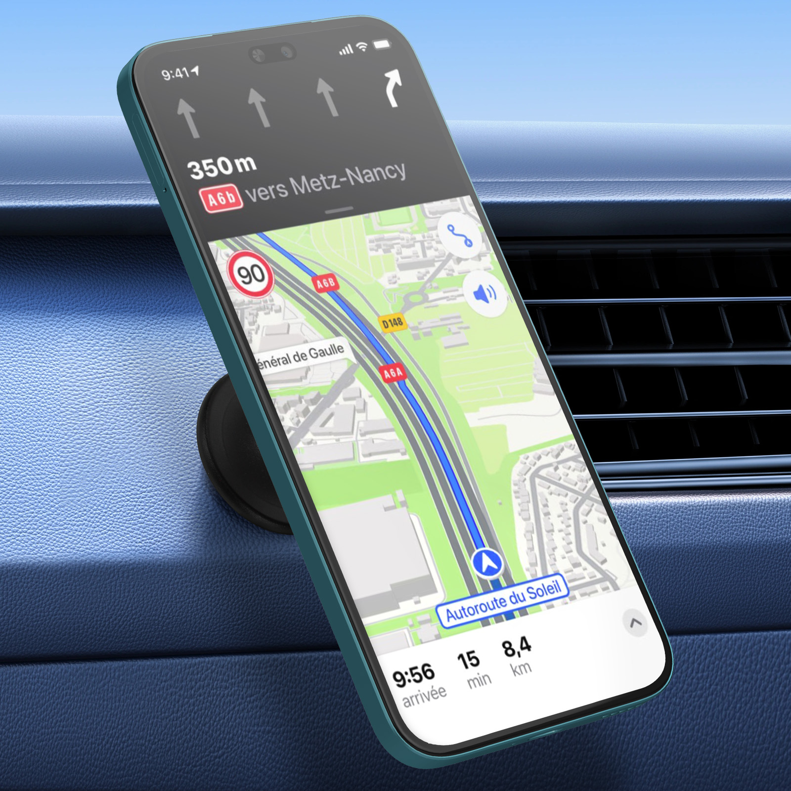 Un telefono mostra un'app di navigazione che mostra un percorso. Il telefono è montato sul cruscotto dell'auto.