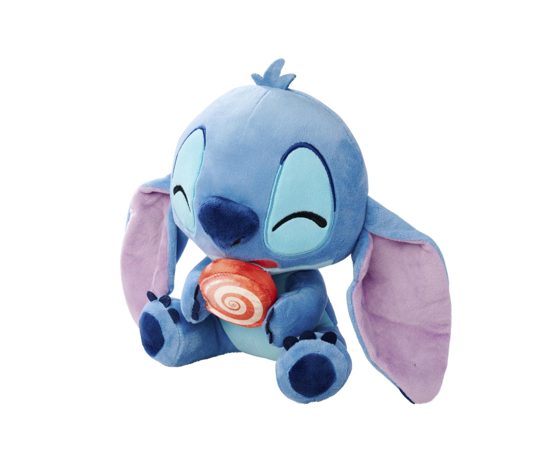 Ein blaues Stitch-Plüschtier hält eine rot-weiße Süßigkeit. Es hat große Ohren und ist vor weißem Hintergrund.
