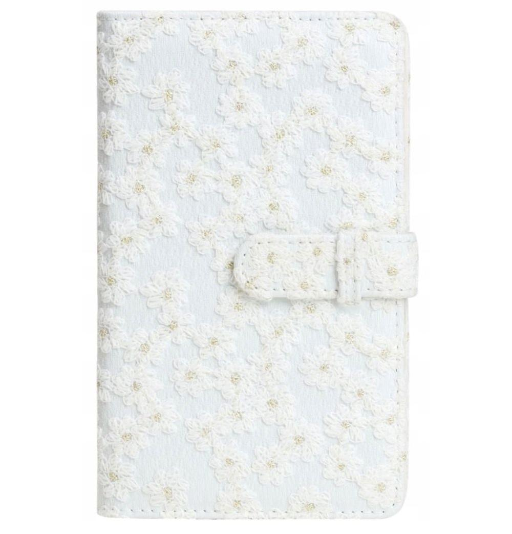 Białe etui na telefon z kwiatowym wzorem koronki i zapięciem na zatrzask. Kwiaty mają złoty akcent. Tło jest białe.