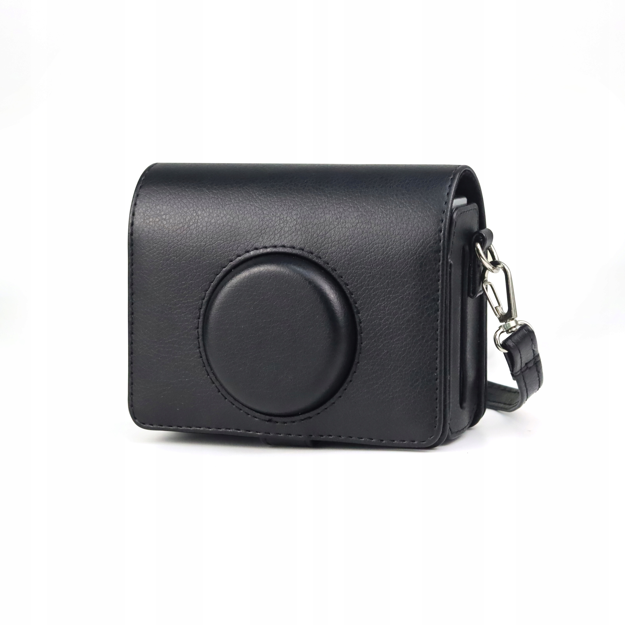 Czarne etui na aparat z zaokrąglonym przodem, paskiem i białym tłem.