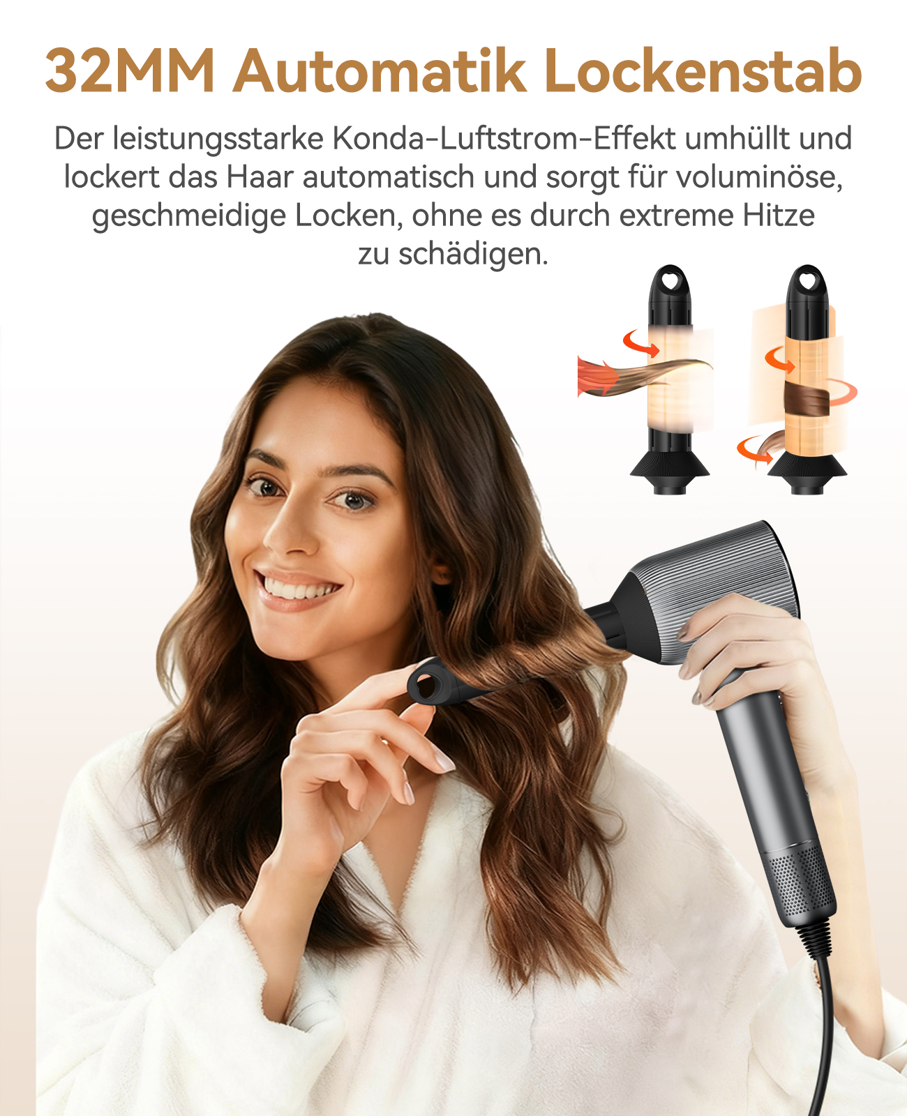Eine lächelnde Frau benutzt einen Lockenstab. Das Gerät ist schwarz und grau. Deutscher Text: '32MM Automatik Lockenstab'.