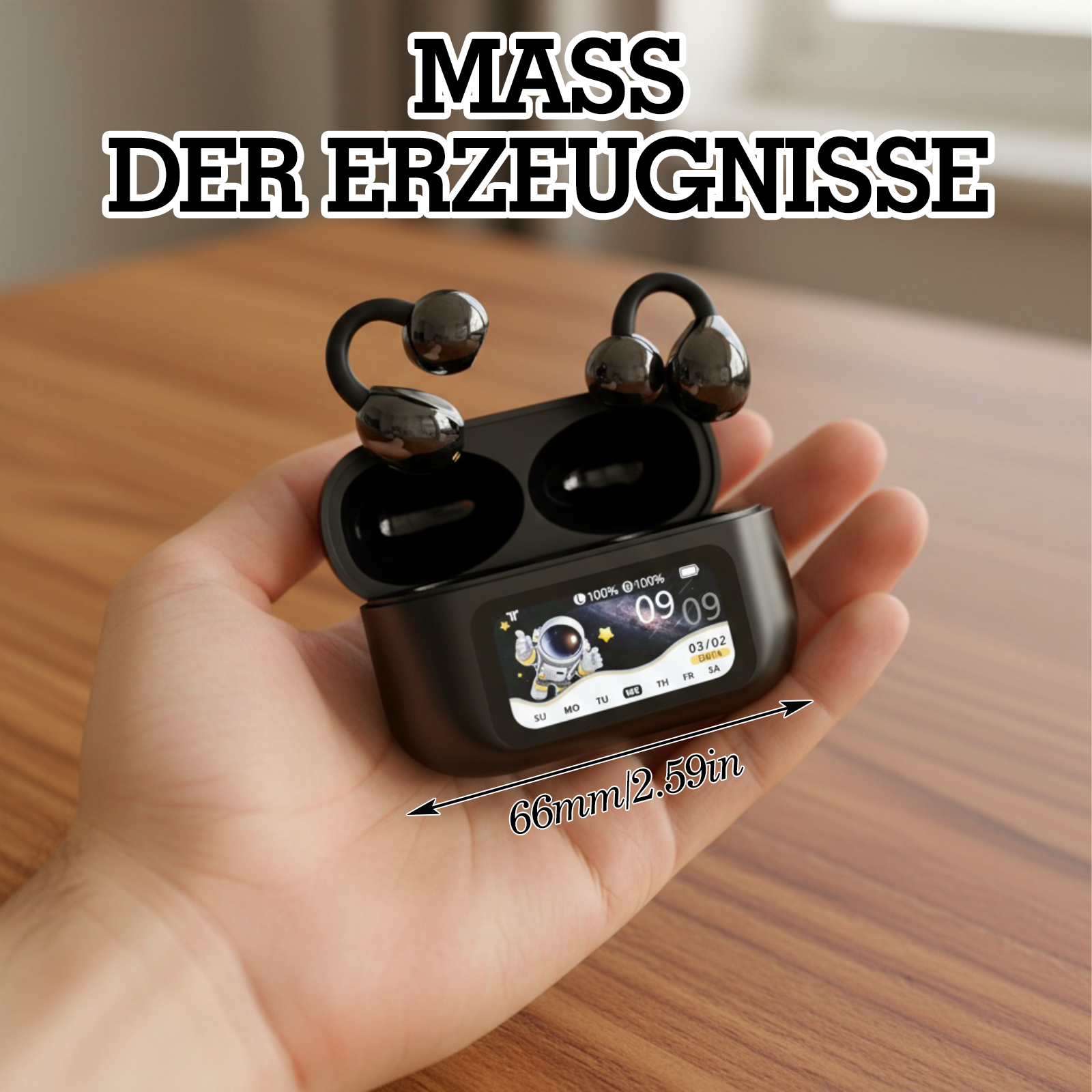 Eine Hand hält ein schwarzes Ohrhörer-Etui. Das Etui hat einen Bildschirm mit dem Datum. Oben befinden sich Ohrhörer mit runden Spitzen.