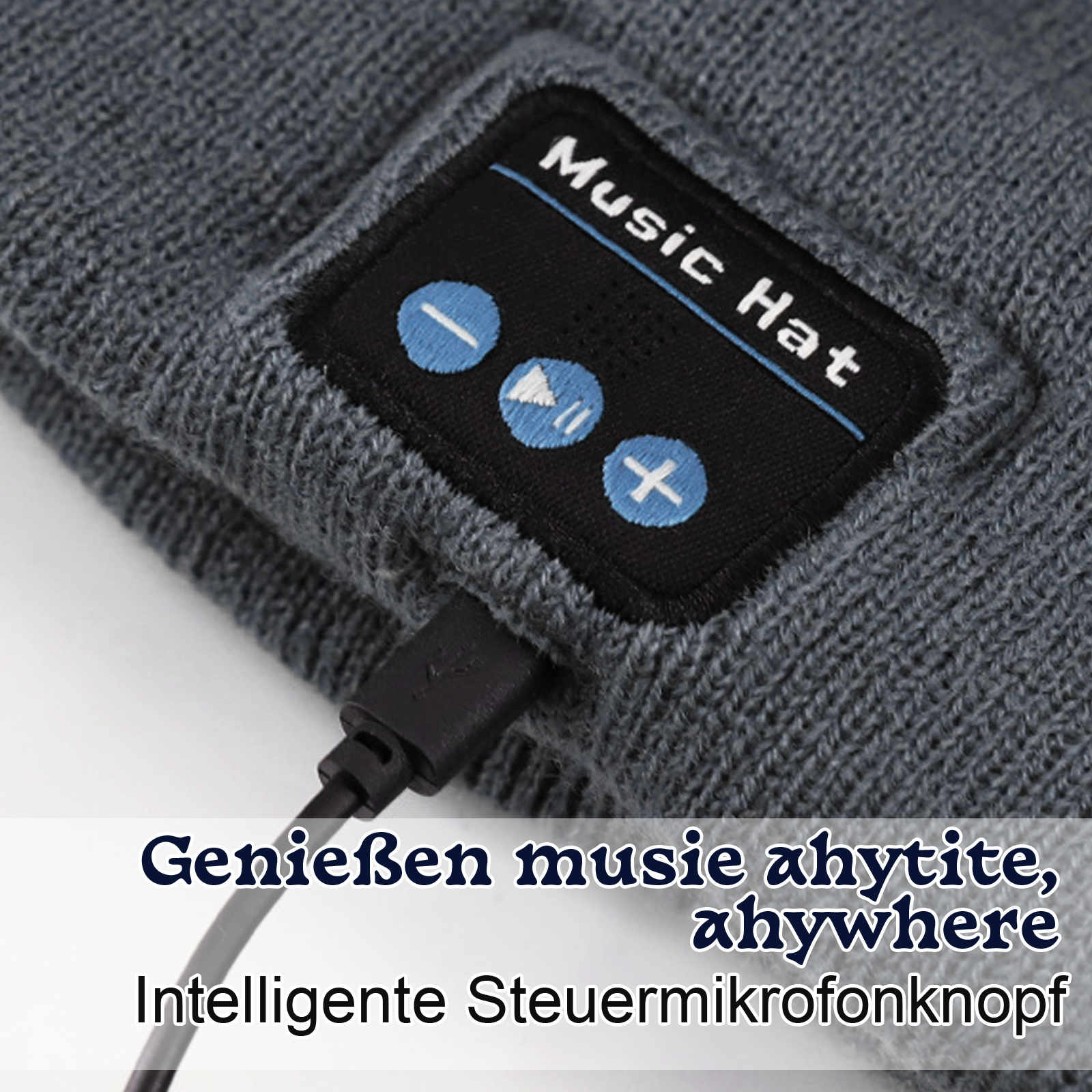 Graue Strickmütze mit schwarzem Bedienfeld und USB-Kabel. Das Panel hat Musiksymbole.