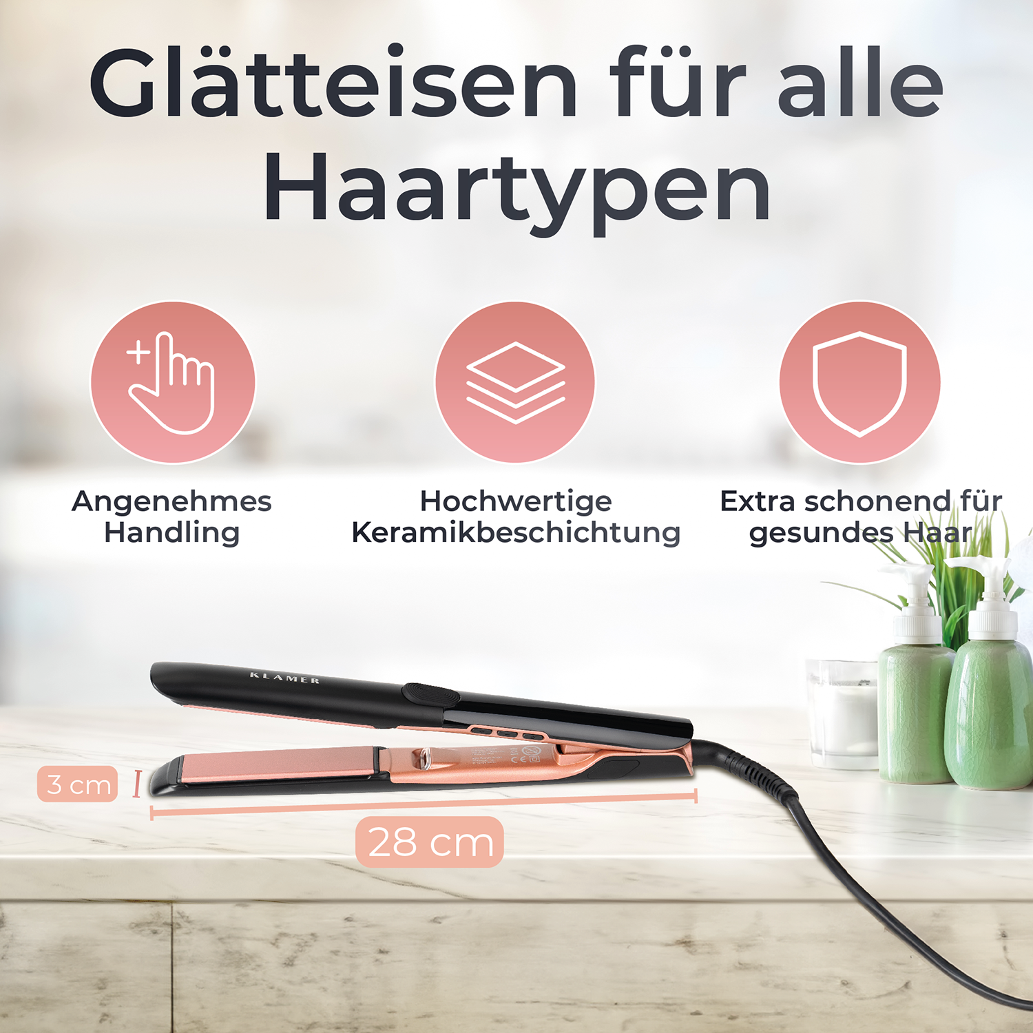 Ein schwarzes und roségoldenes Glätteisen wird mit Produktinformationen angezeigt. Im Hintergrund befinden sich Flaschen und Text.