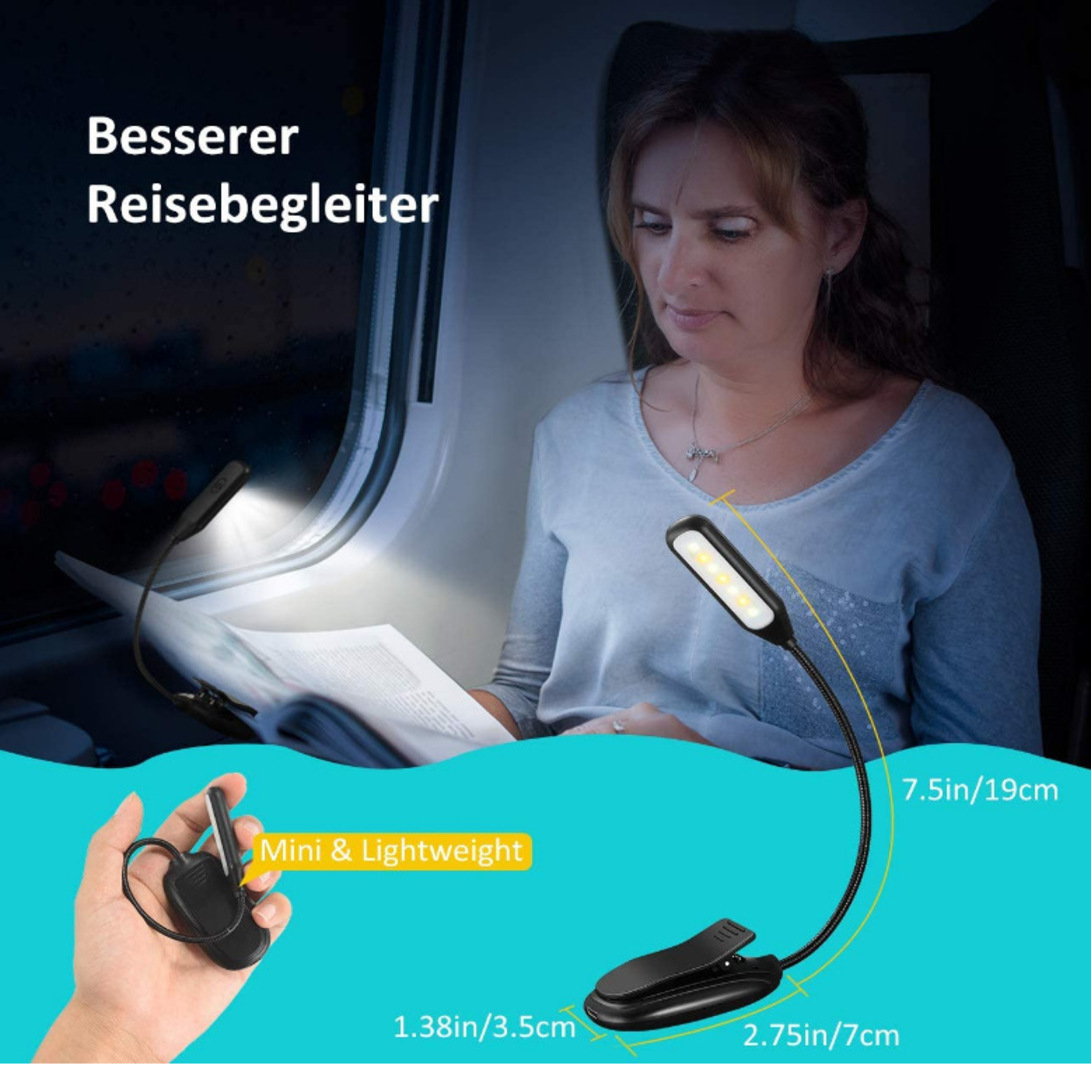 Eine Frau liest mit einer Buchlampe im Zug. Das Licht ist schwarz, mit flexiblem Hals und Clip. Eine Hand hält ein Mini-Licht.