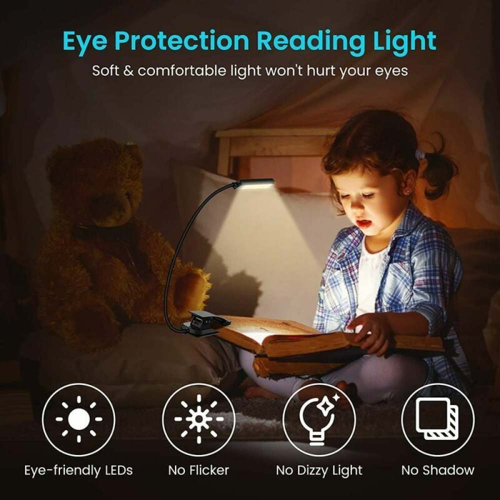 Ein Mädchen liest unter einer Leselampe. Im Hintergrund ein Teddybär. Das Licht scheint auf das offene Buch.