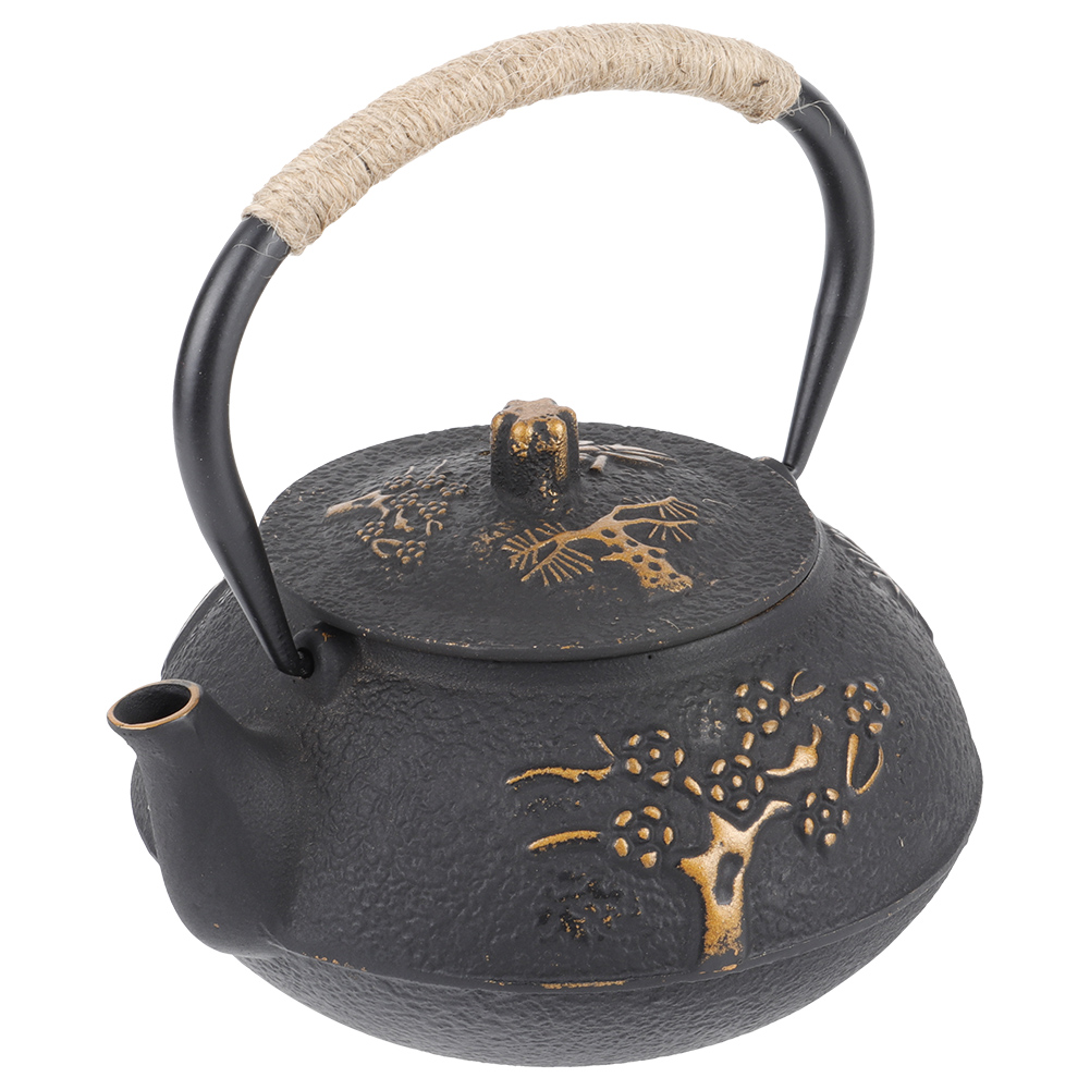 Eine schwarze Gusseisen-Teekanne mit Seilgriff. Die Teekanne hat einen Deckel mit goldenem Blumendesign.