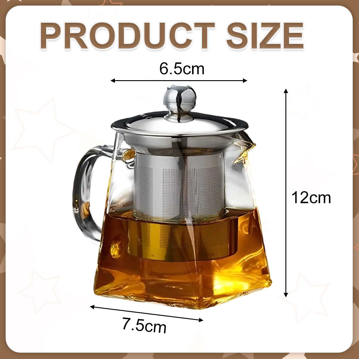 Eine klare Glas-Teekanne mit den angegebenen Maßen: 6,5 cm breit, 7,5 cm Boden und 12 cm hoch. Sie hat einen Metall-Infuser und Deckel, gefüllt mit Tee.