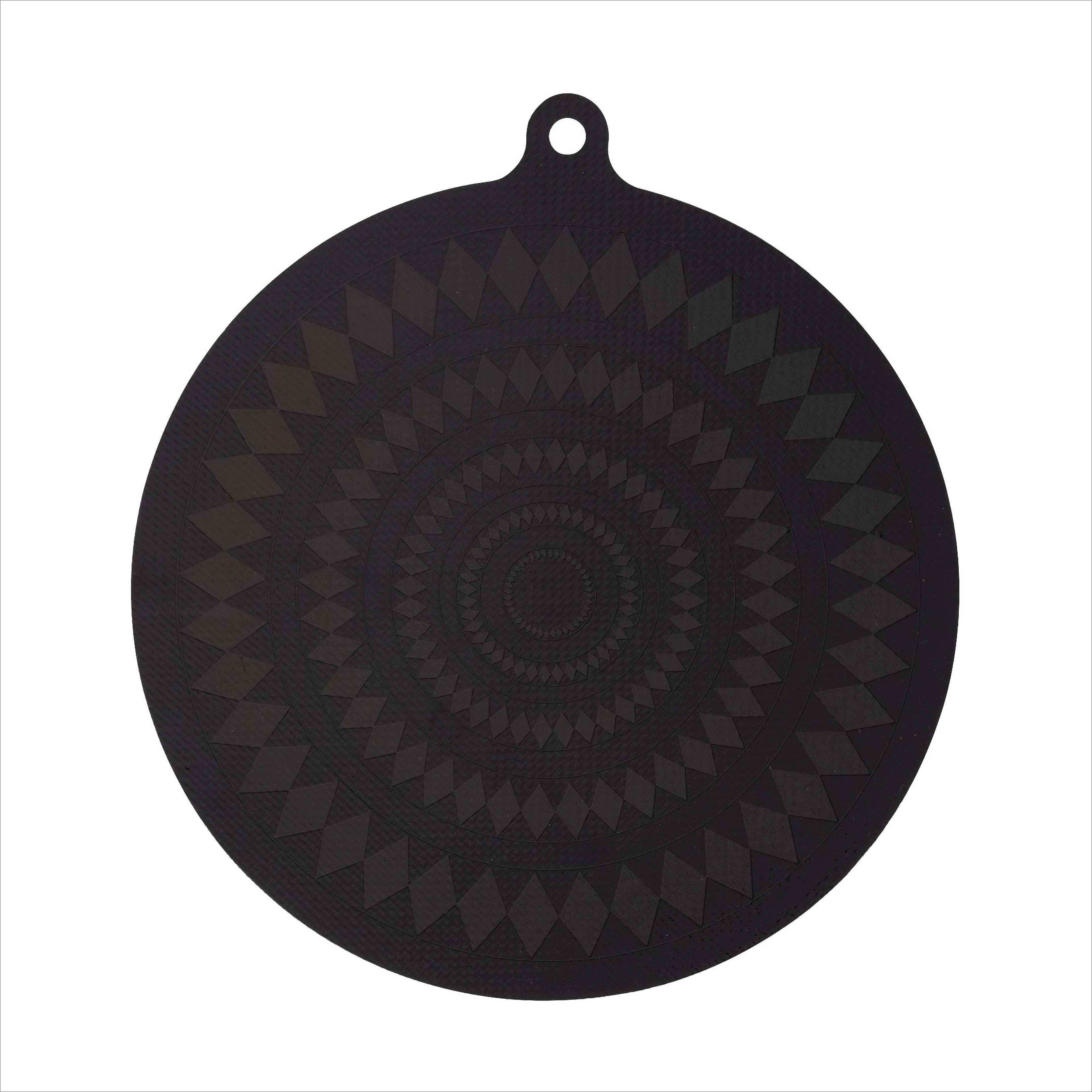 Schwarzes, kreisförmiges Objekt mit einem gemusterten Design. Verfügt über Rautenformen und eine kleine Schlaufe.