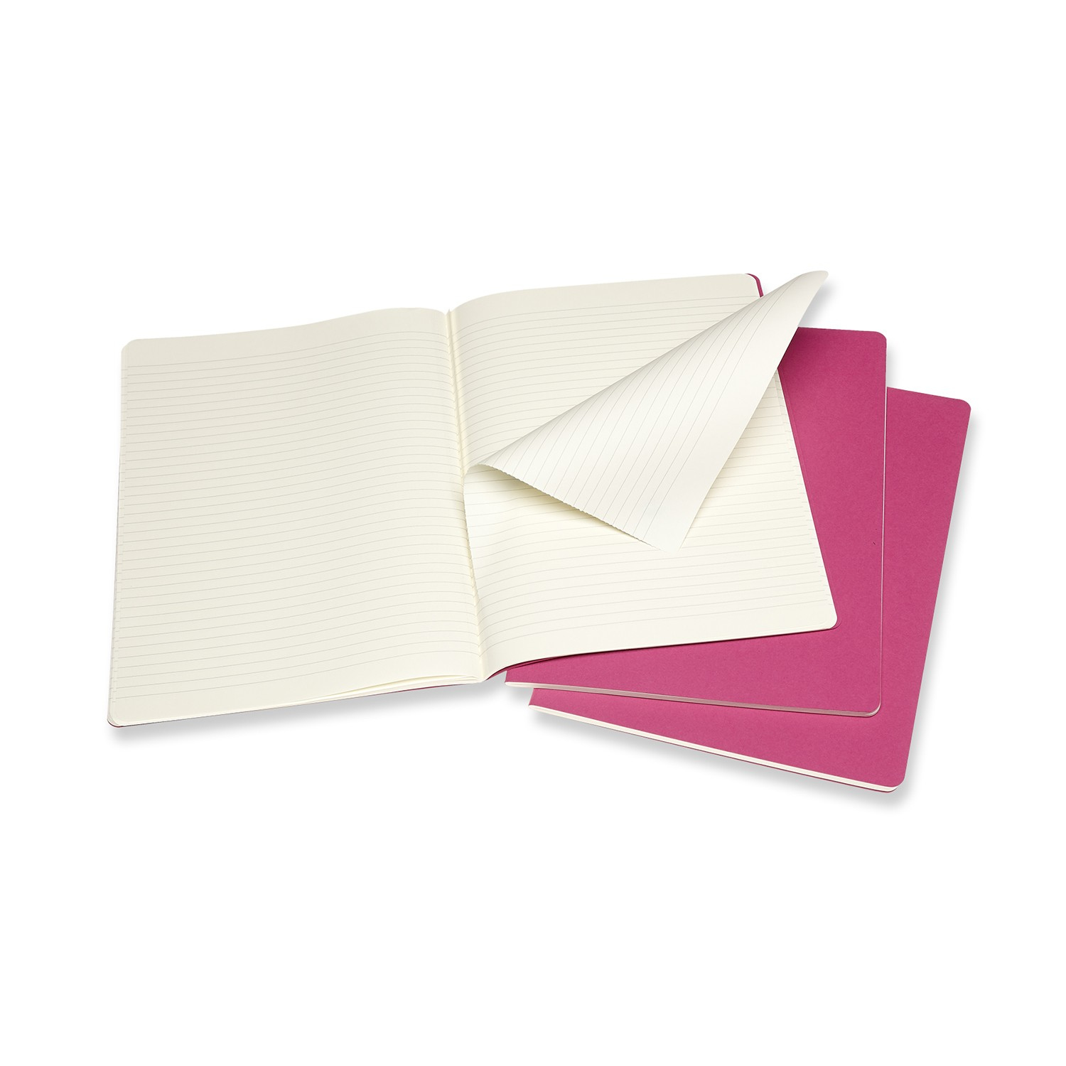 Offenes Notizbuch mit linierten Seiten. Eine Seite wird umgeblättert. Zwei pinke Notizbücher darunter. Weißer Hintergrund.